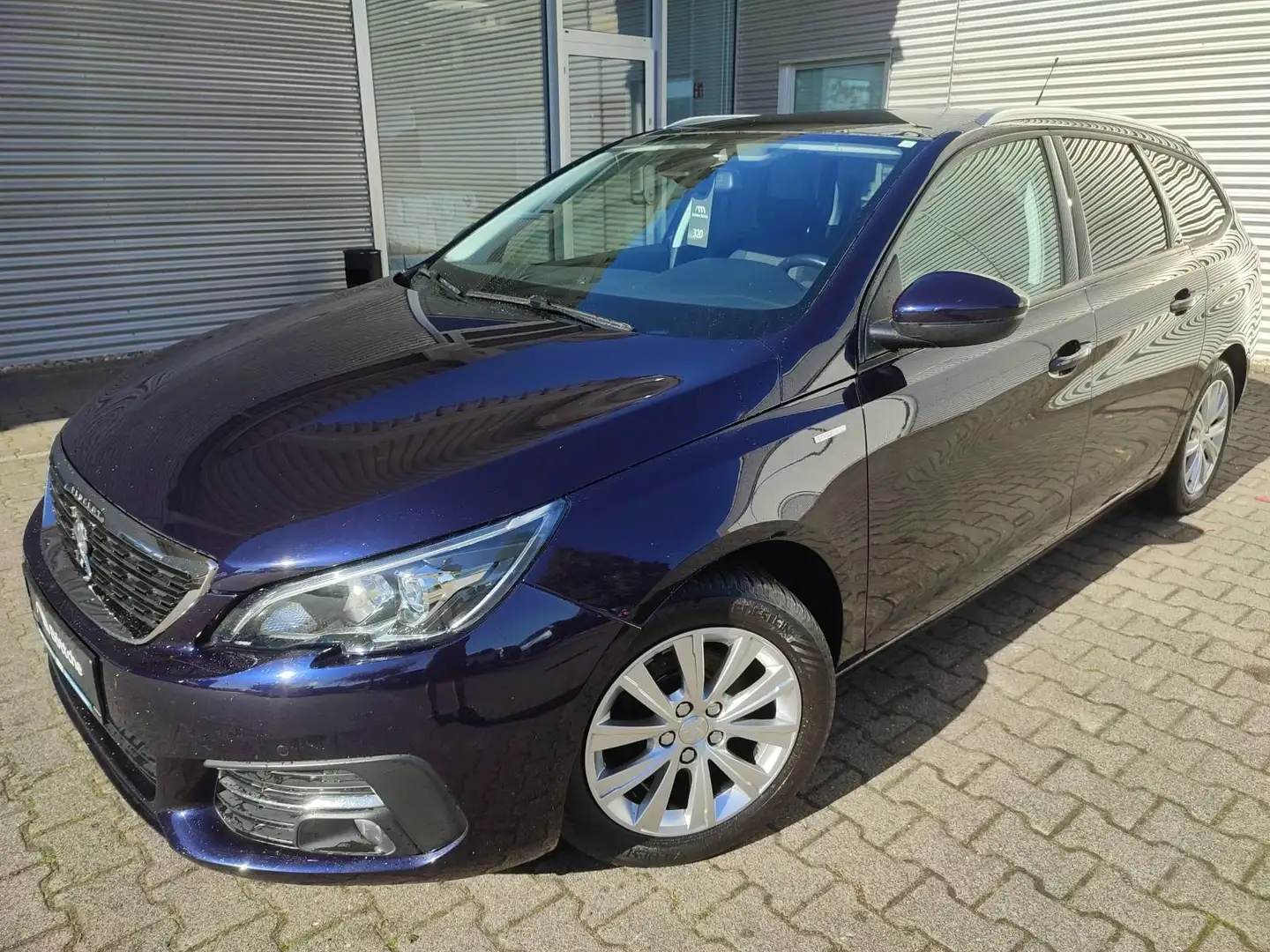 Peugeot 308 1.2 12V e-THP / PureTech,SHZ,Tempomat,Klima,AHK,PD Blau - 1