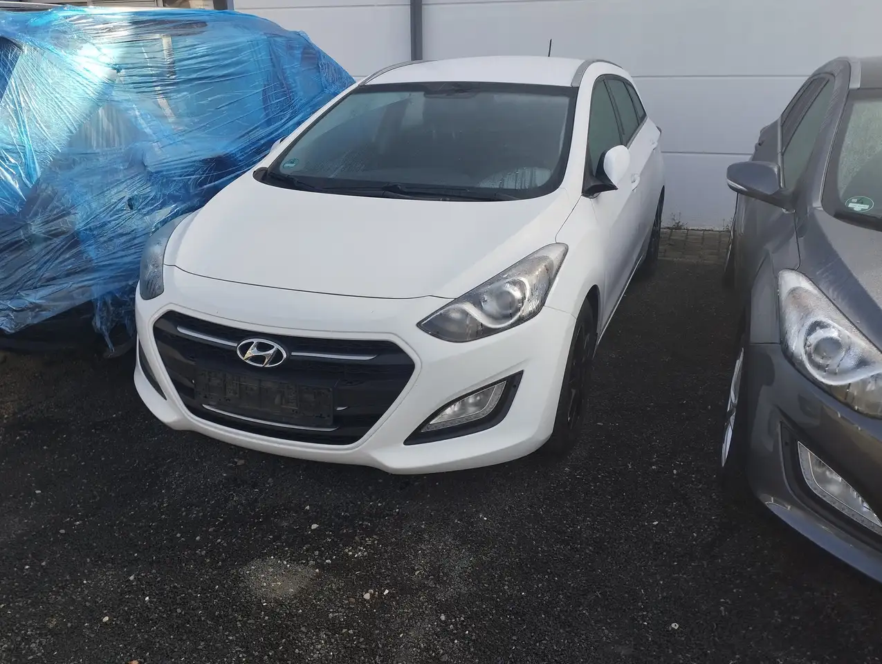 Hyundai i30 i30 blue Kombi 1.6 Euro 6 aus 1.Hand — photo 1 of 8