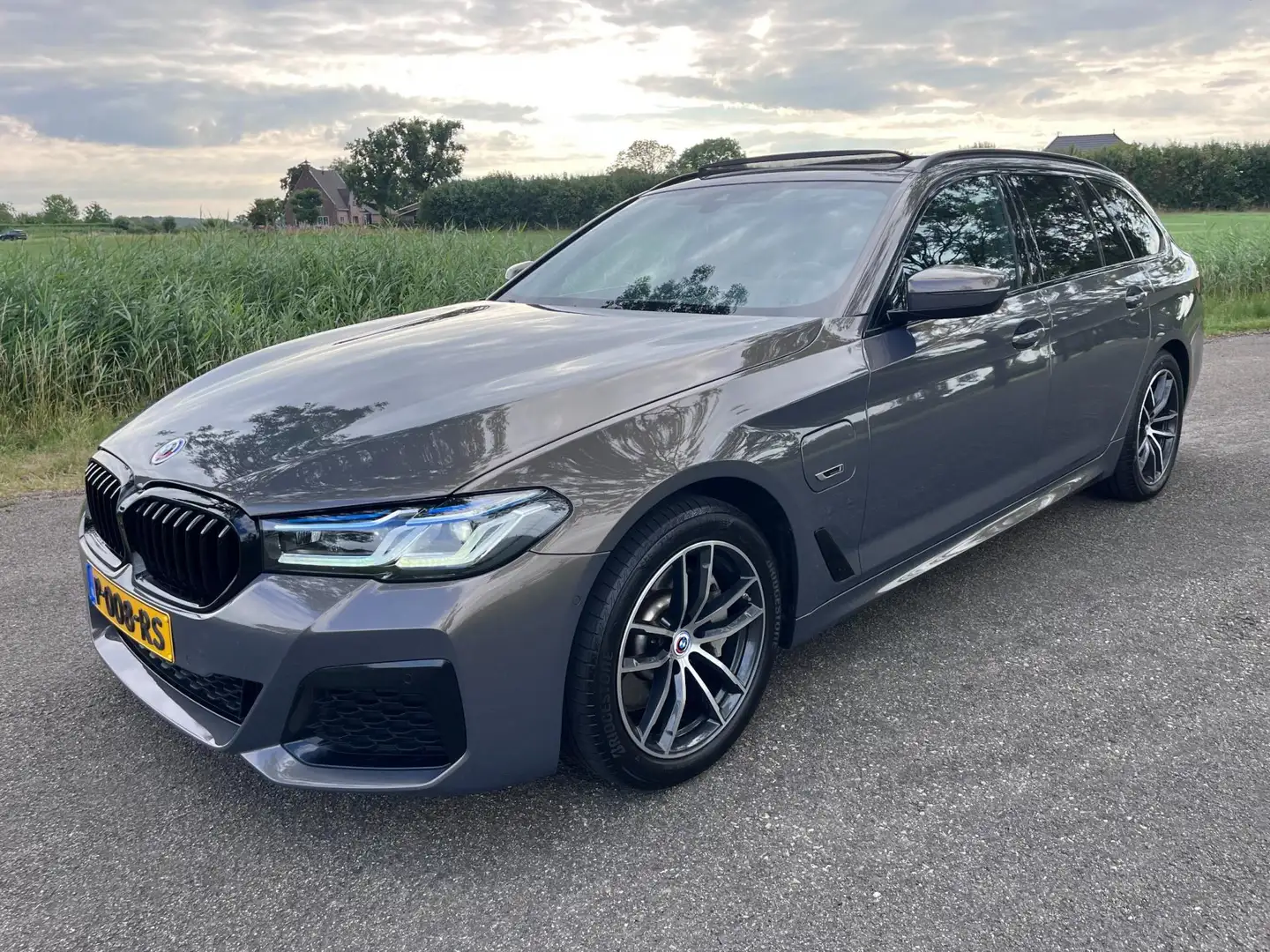 BMW 520 5-serie Touring 520e M Sport | Panorama |Laser | T Grijs - 2