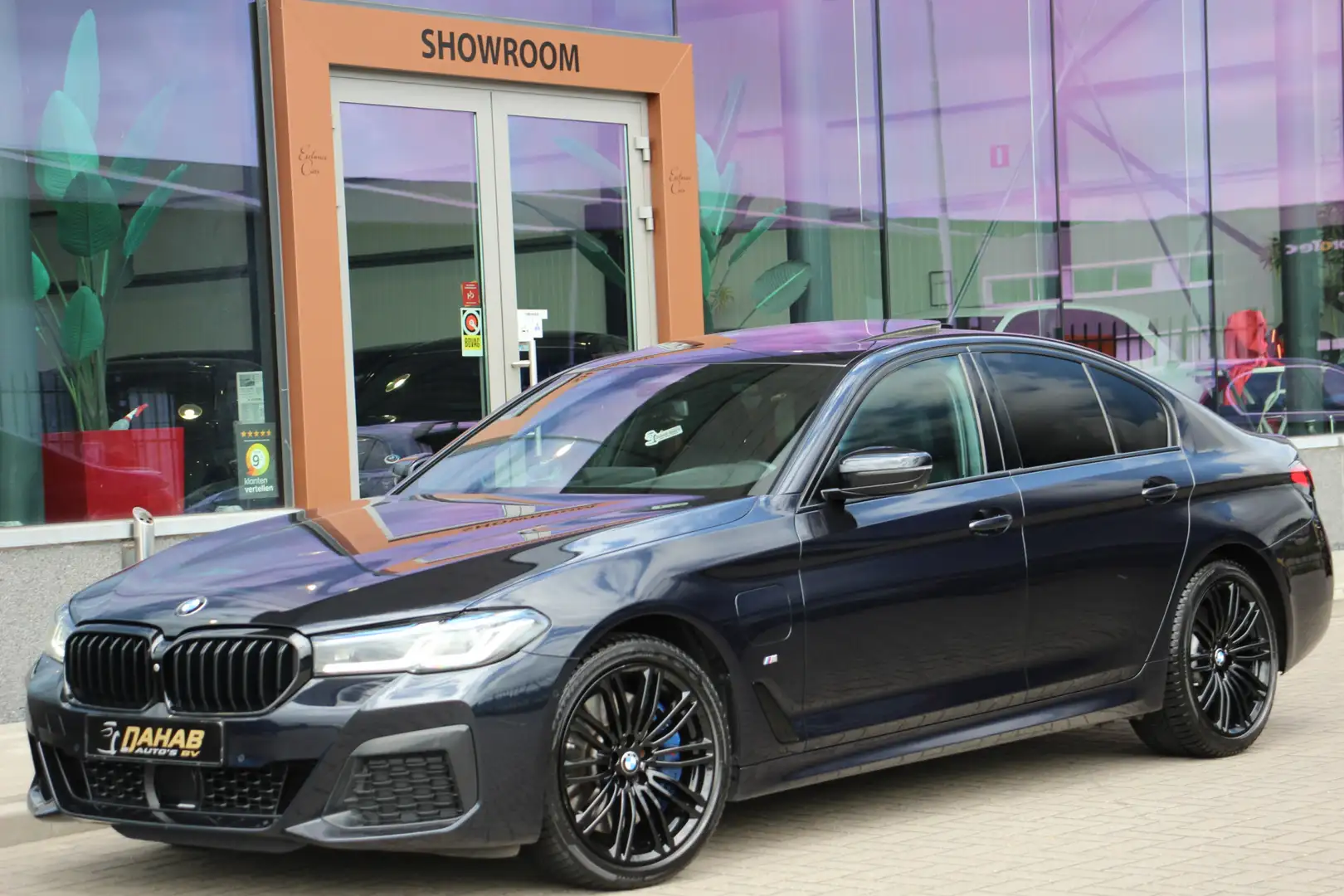 BMW 545 5-serie 545e xDrive M-Sport | Schuifdak | 360 | He Noir - 1