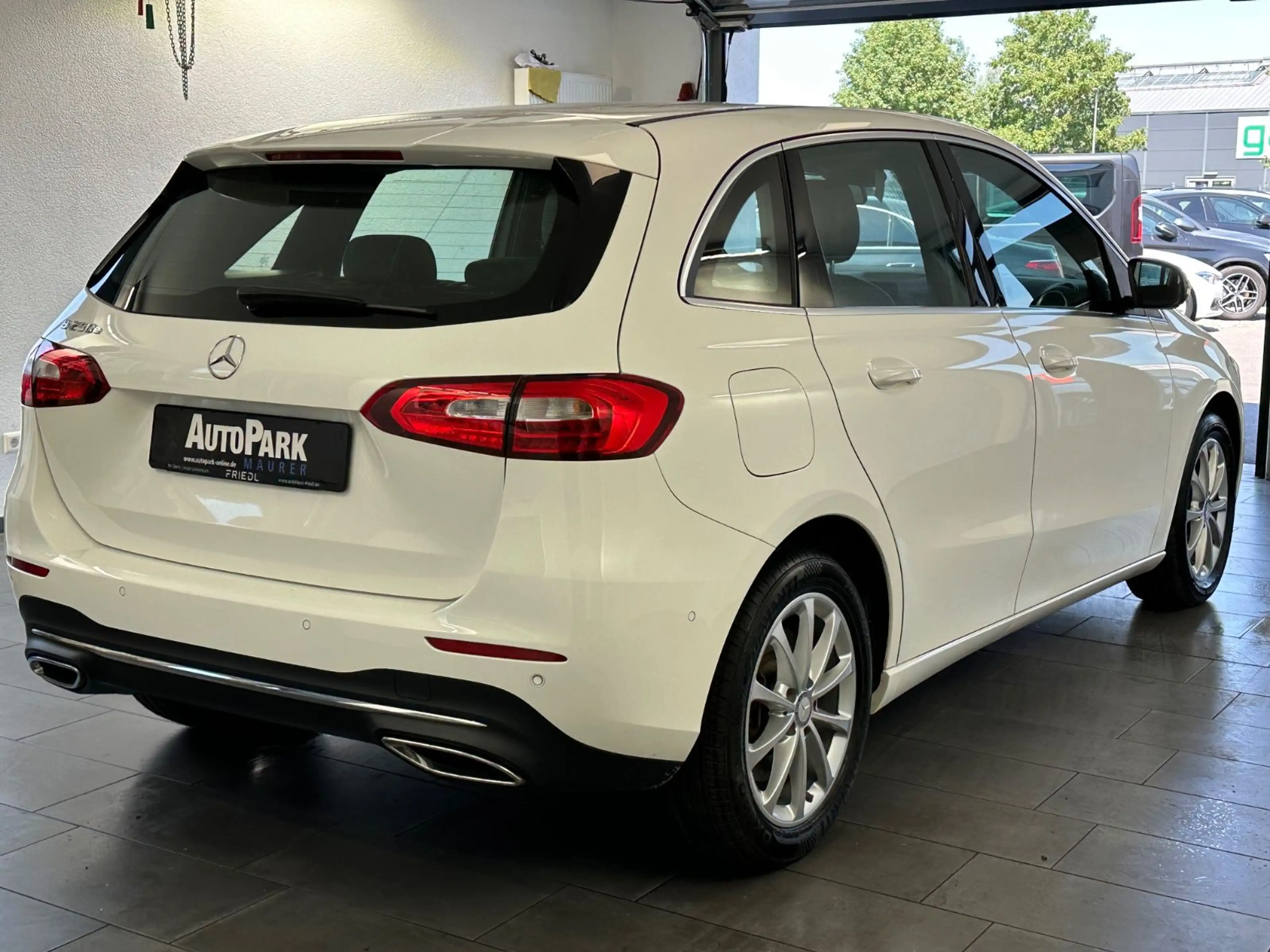 Mercedes-Benz B 250 e Progressive*Navi*Sitzheizung* — photo 11