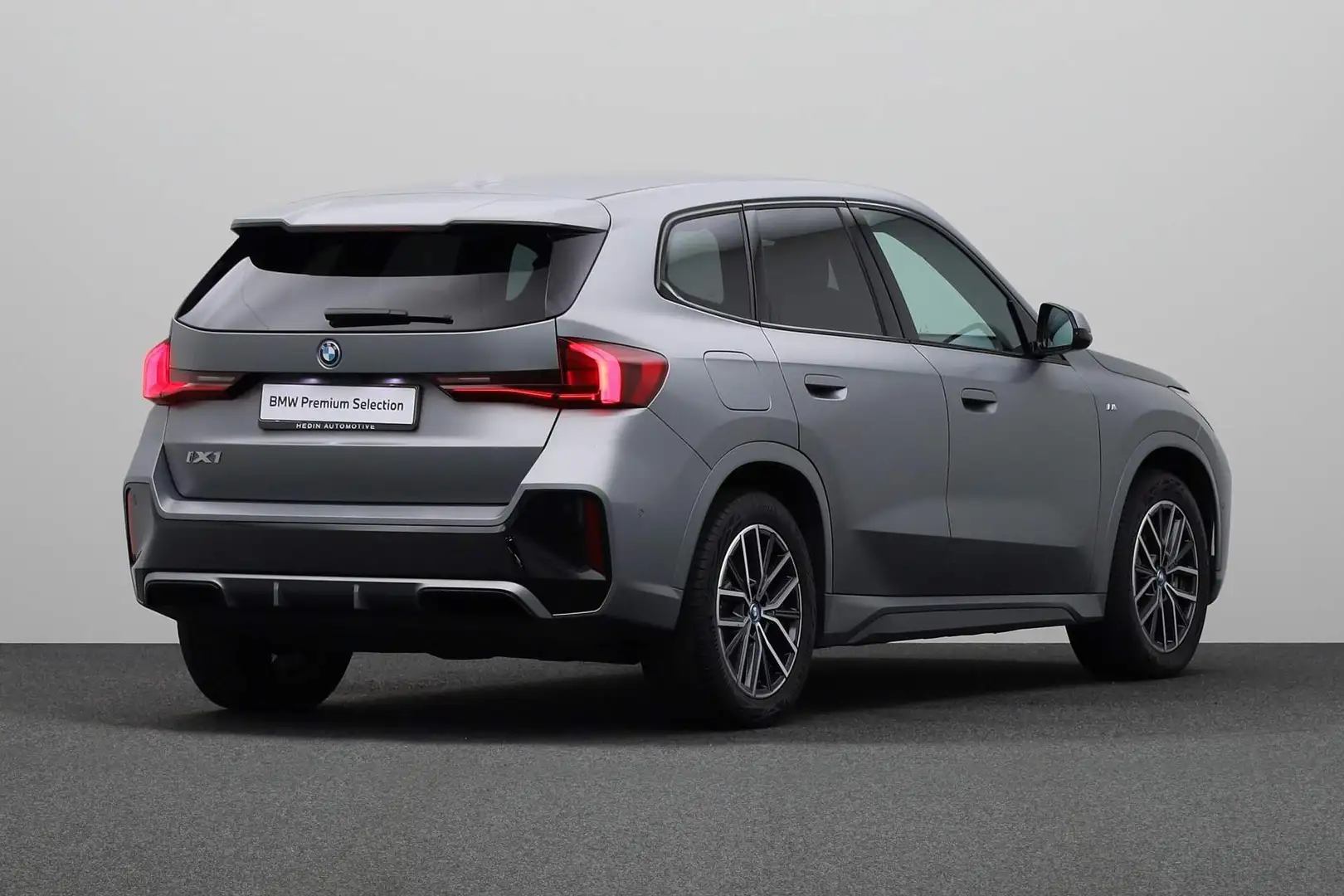 BMW iX1 xDrive30 Launch Edition 67 kWh | Achteruitrijcamer Gris - 2