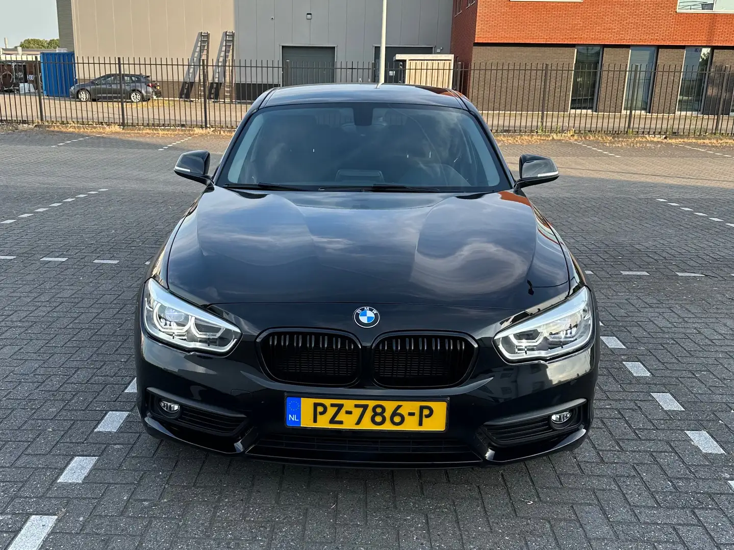 BMW 118 i Zwart - 1