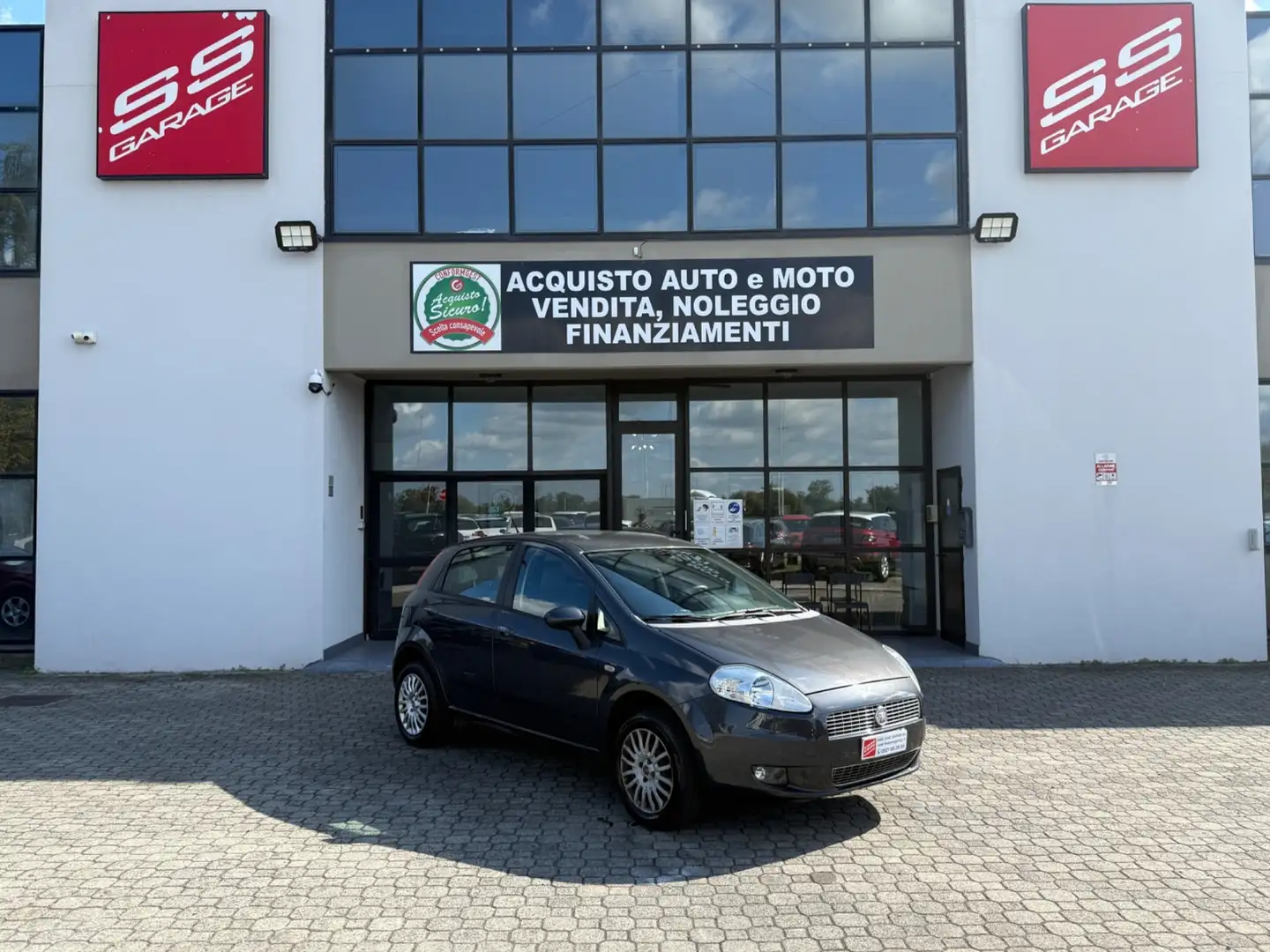Fiat Grande Punto Grande Punto 1.4 5 porte Active Natural Power Grijs - 1