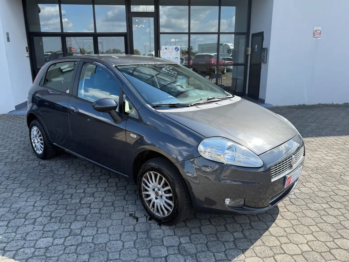 Fiat Grande Punto Grande Punto 1.4 5 porte Active Natural Power Grijs - 2