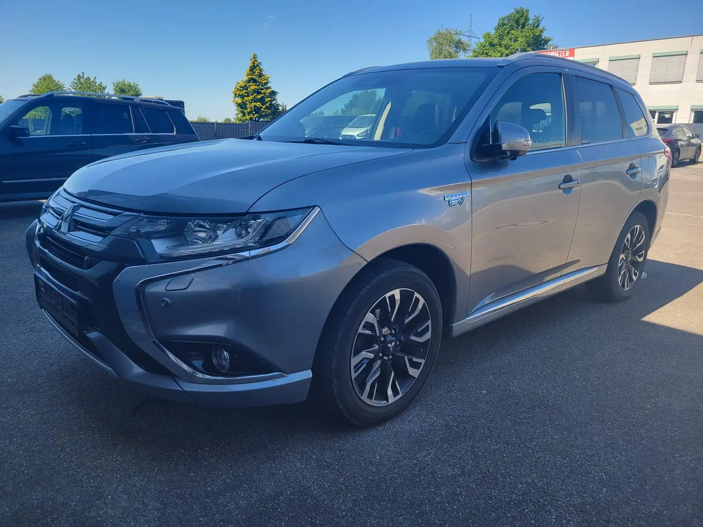 Mitsubishi Outlander 2.0 4WD Plug-In Hybrid Grau - 1