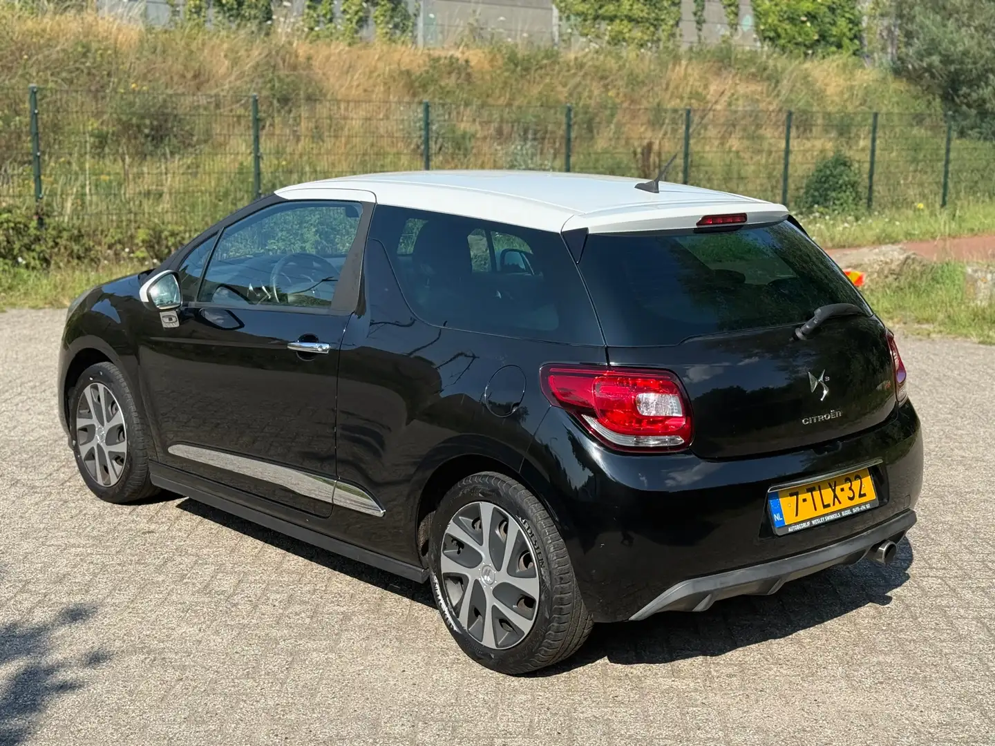 Citroen DS3 1.2 VTi So Chic AIRCO I CRUISE I NETTE AUTO I RUIM Zwart - 2