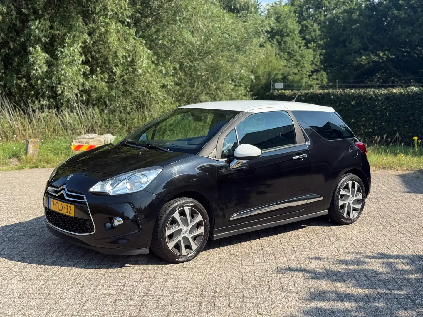 Citroen DS3 1.2 VTi So Chic AIRCO I CRUISE I NETTE AUTO I RUIM Zwart - 1