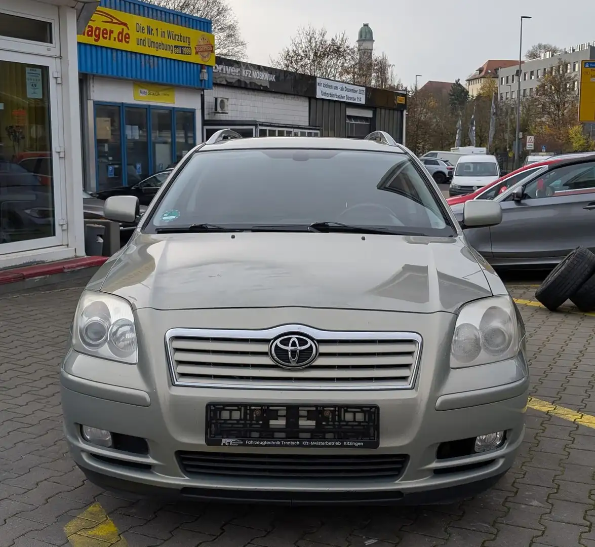 Toyota Avensis Kombi 2.0 D-4D*Temp*SH*Klima*Tüv11.2026 Gold - 2