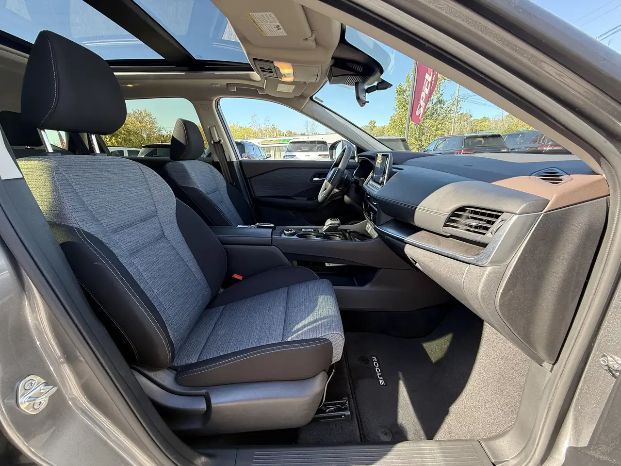 Nissan Rogue снимка Nissan Rogue