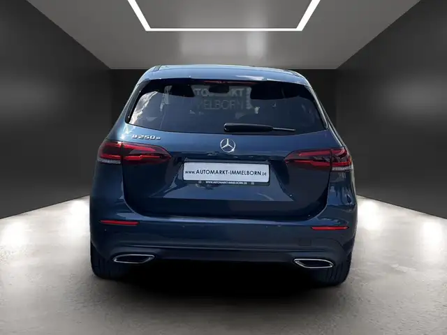 Mercedes-Benz 250 view 9