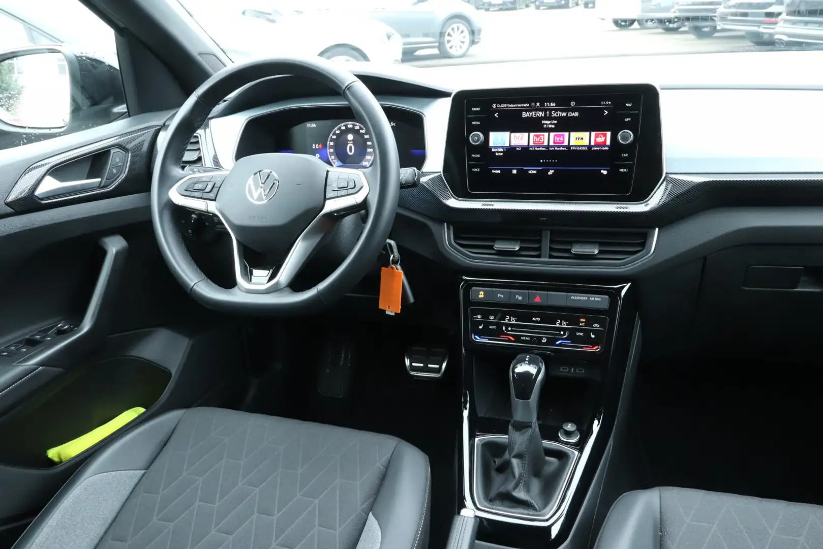 Volkswagen T-Cross 1.0 TSI Goal DSG*ALU*SHZ*AHK*NAVI*KAMERA Grau - 2