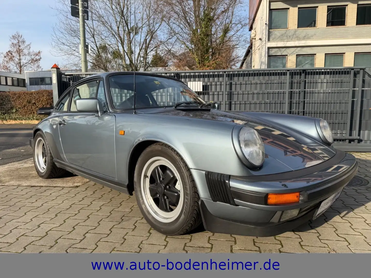 Porsche 911 Carrera 3.2 Coupé | Turboflügel ab Werk | WG Blau - 1