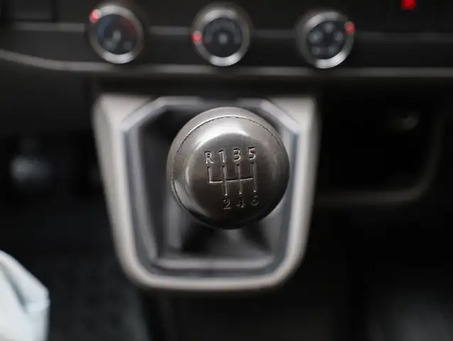 Volkswagen Transporter view 15
