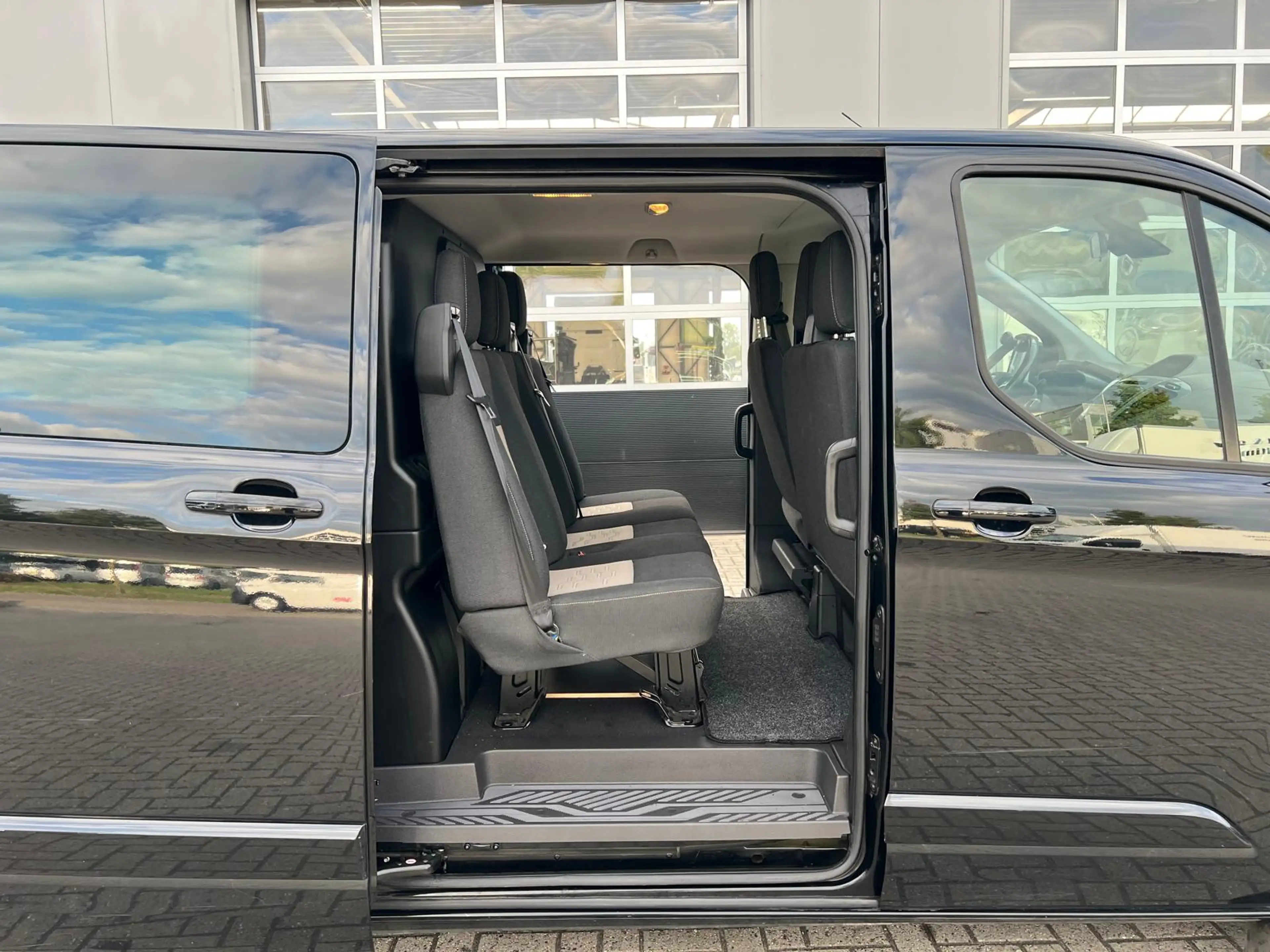 Ford Transit Custom 290 2.2 TDCI L2H1 Limited DC 6p. Export only  Wha — photo 9
