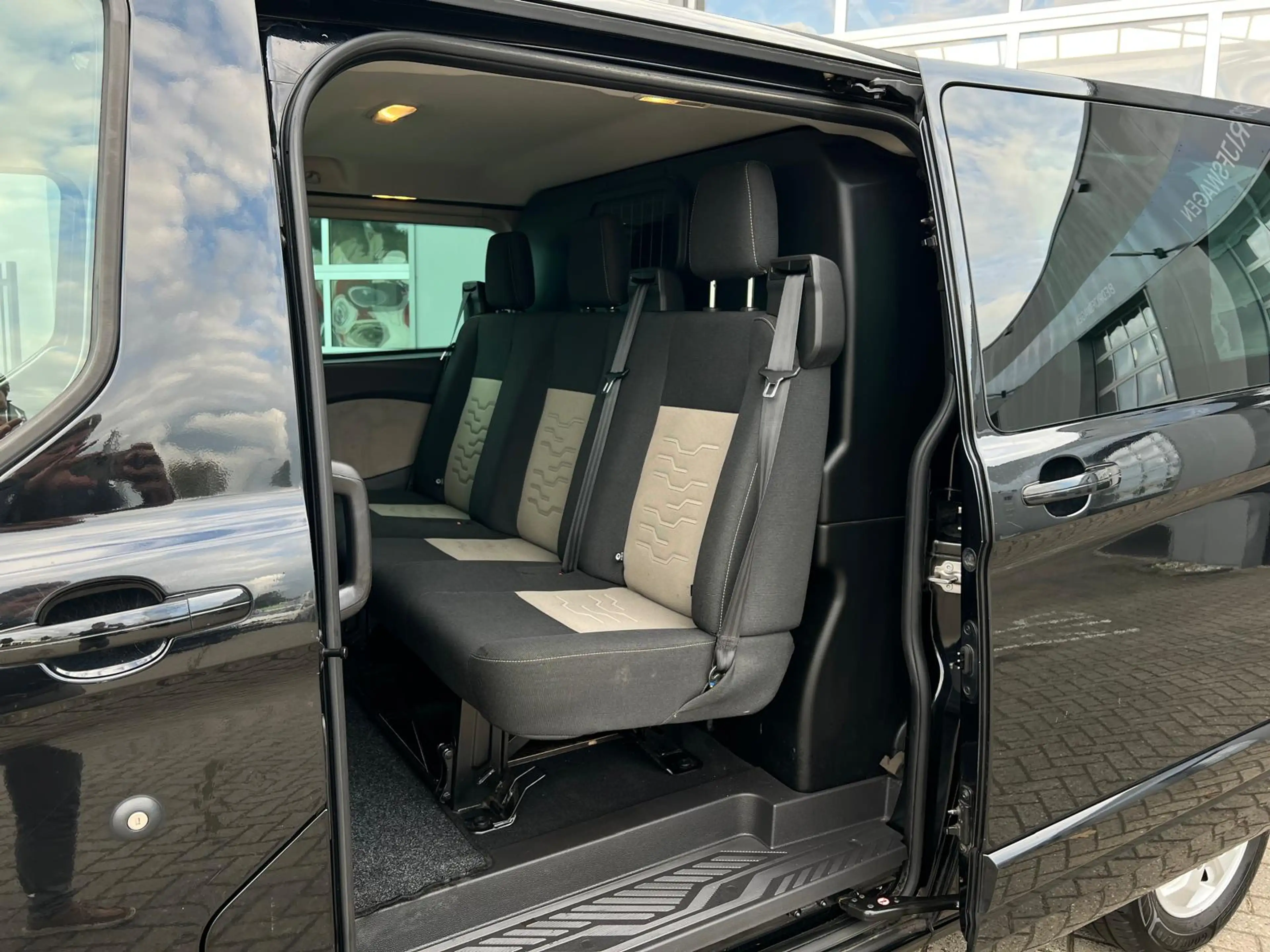 Ford Transit Custom 290 2.2 TDCI L2H1 Limited DC 6p. Export only  Wha — photo 2