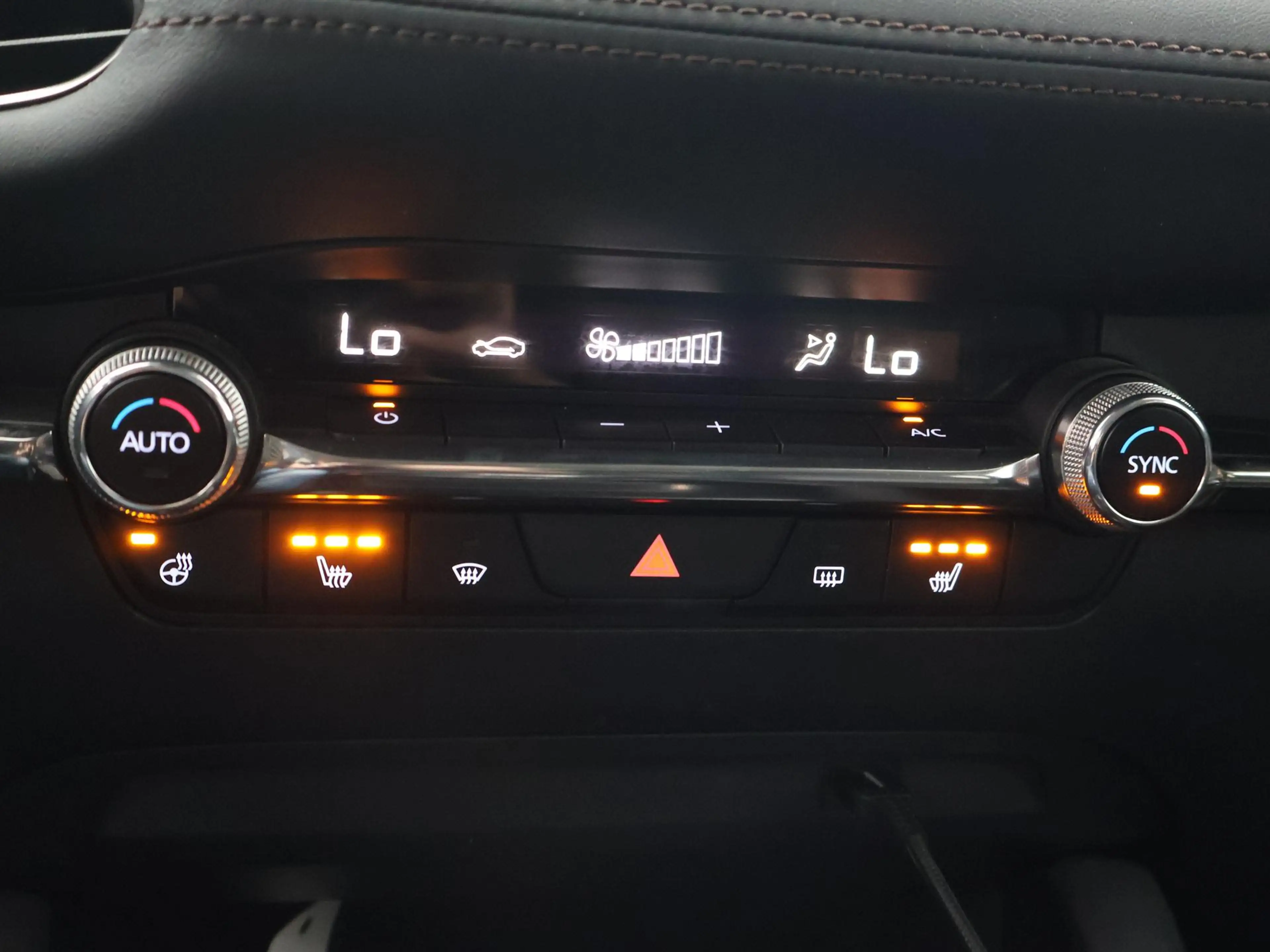 Mazda 3 2.0 e-SkyActiv-X M HYBRID 186 PK LUXURY + CARPLAY — photo 44