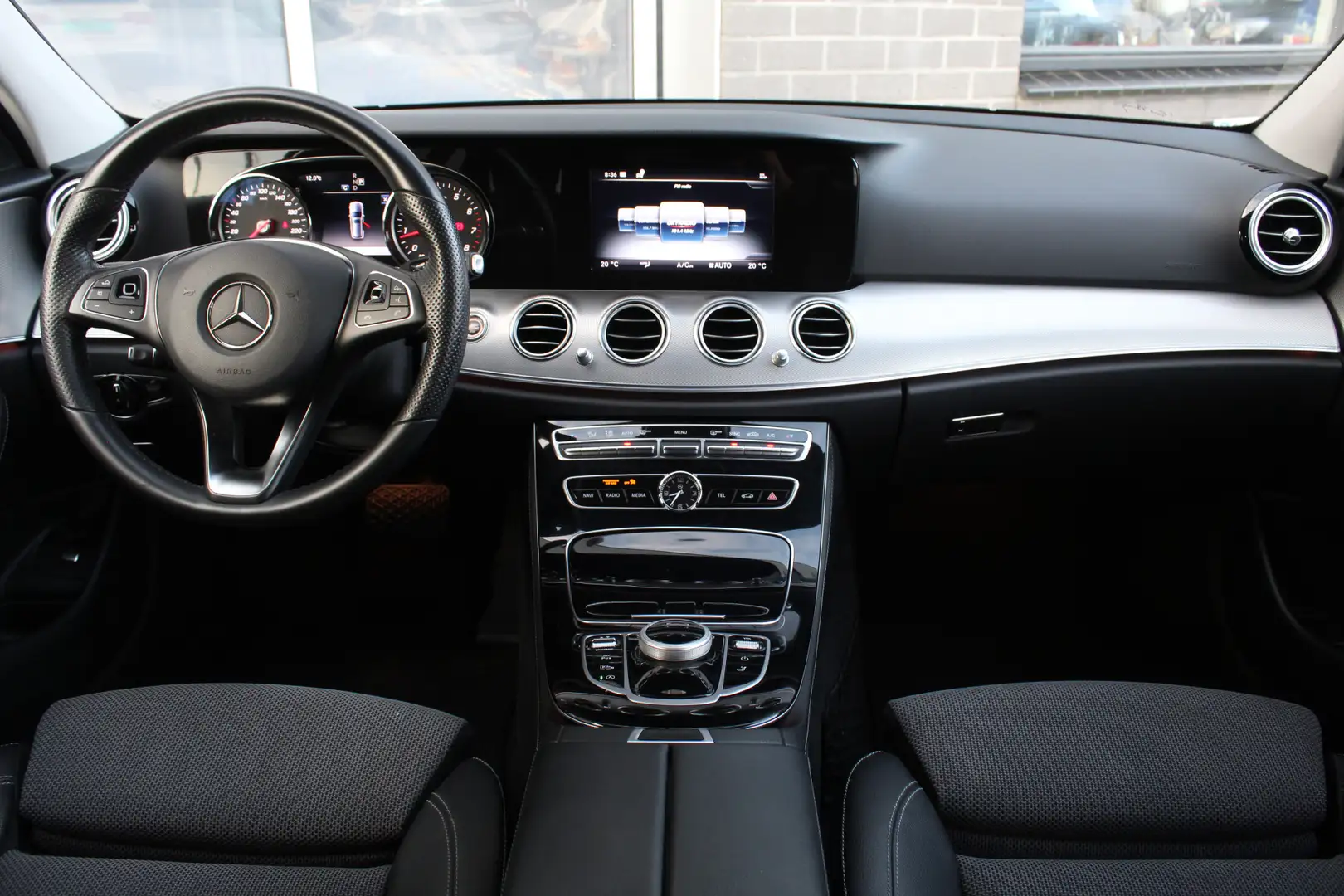 Mercedes-Benz E 200 Estate 4MATIC Premium / Carplay / Camera Grijs - 2