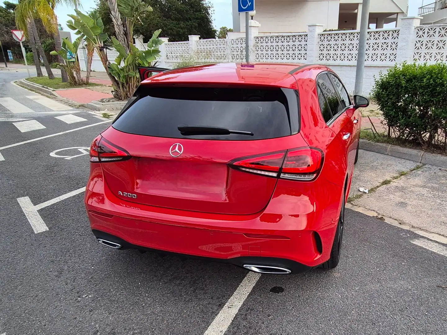 Mercedes-Benz A 200 A 200 7G-DCT Roşu - 2