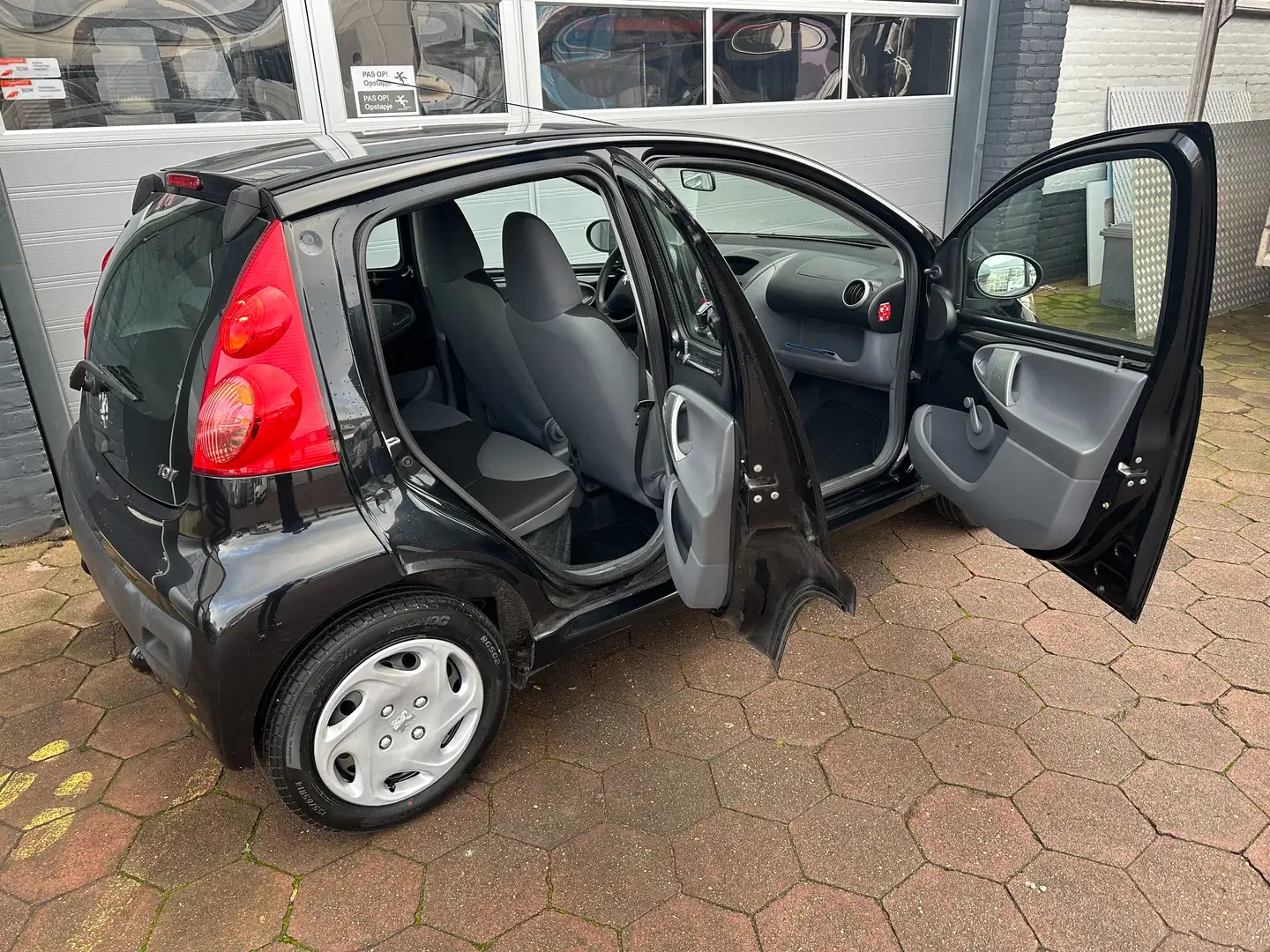 Peugeot 107 1.0 12V Accent | 5 Deurs |  APK 06/26 | Zwart - 2
