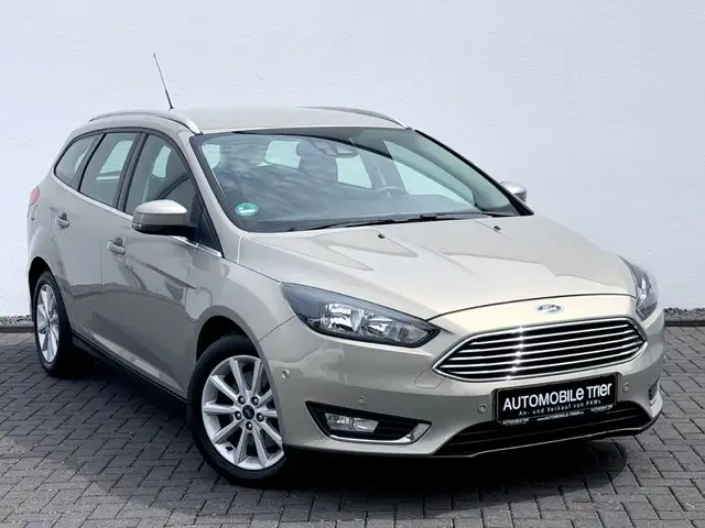 Ford Focus view 3
