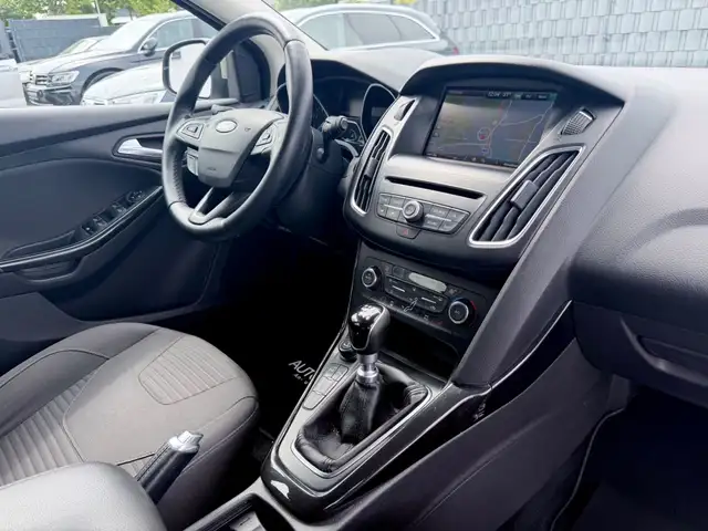 Ford Focus view 12