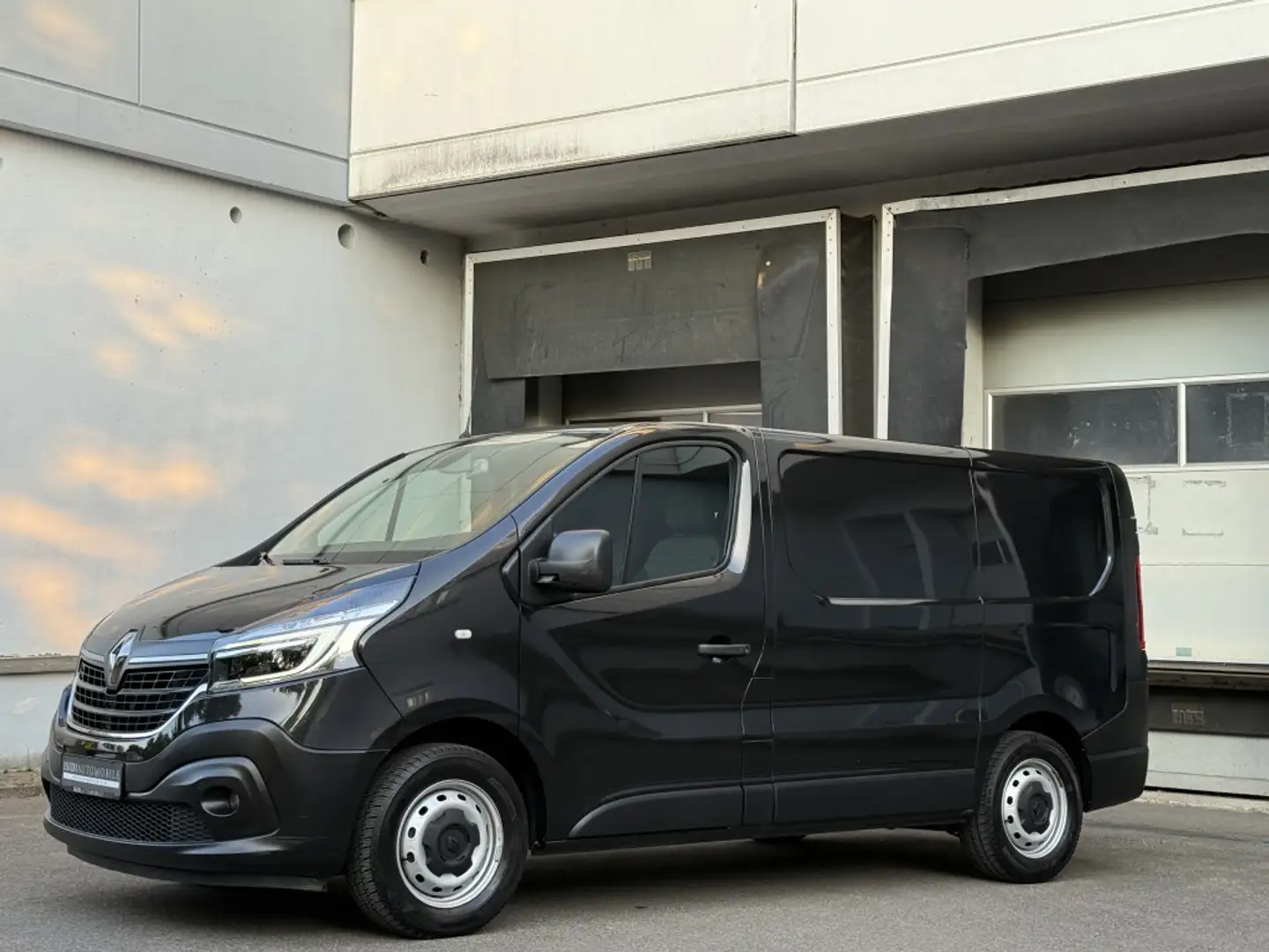 Renault Trafic L1H1 Komfort LED Navi Tempomat Sortimo Schwarz - 2
