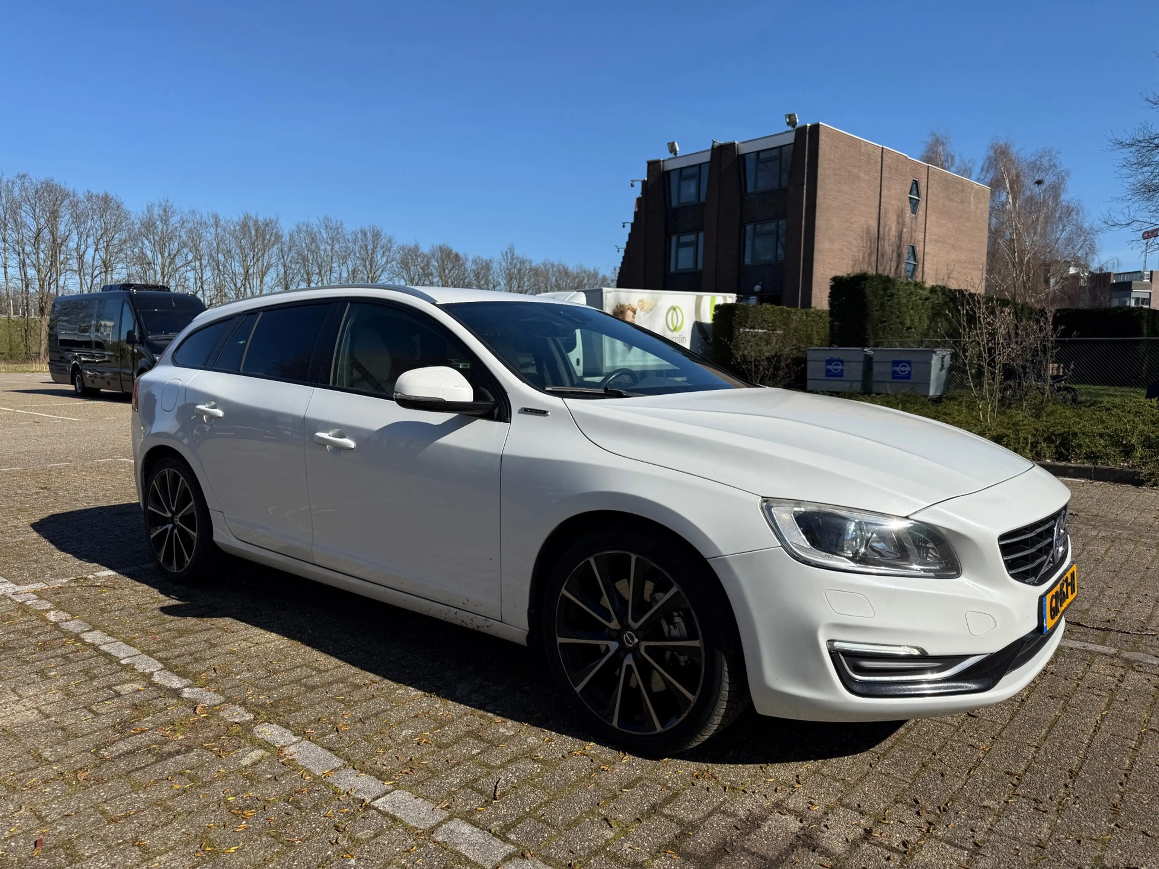 Volvo V60 2.4 D5 Twin Engine Special Edition Euro 6 White Le — photo 3