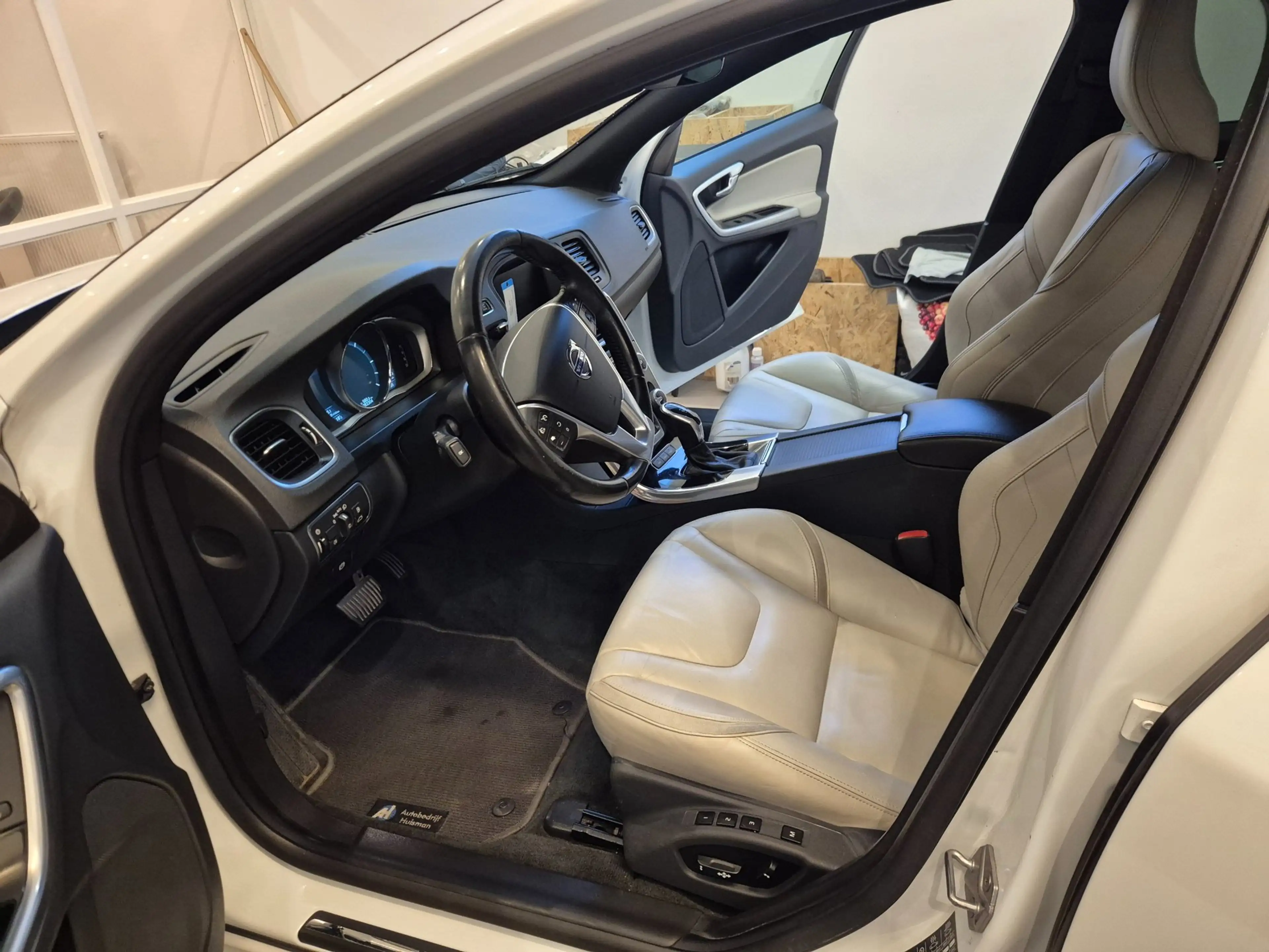Volvo V60 2.4 D5 Twin Engine Special Edition Euro 6 White Le — photo 2