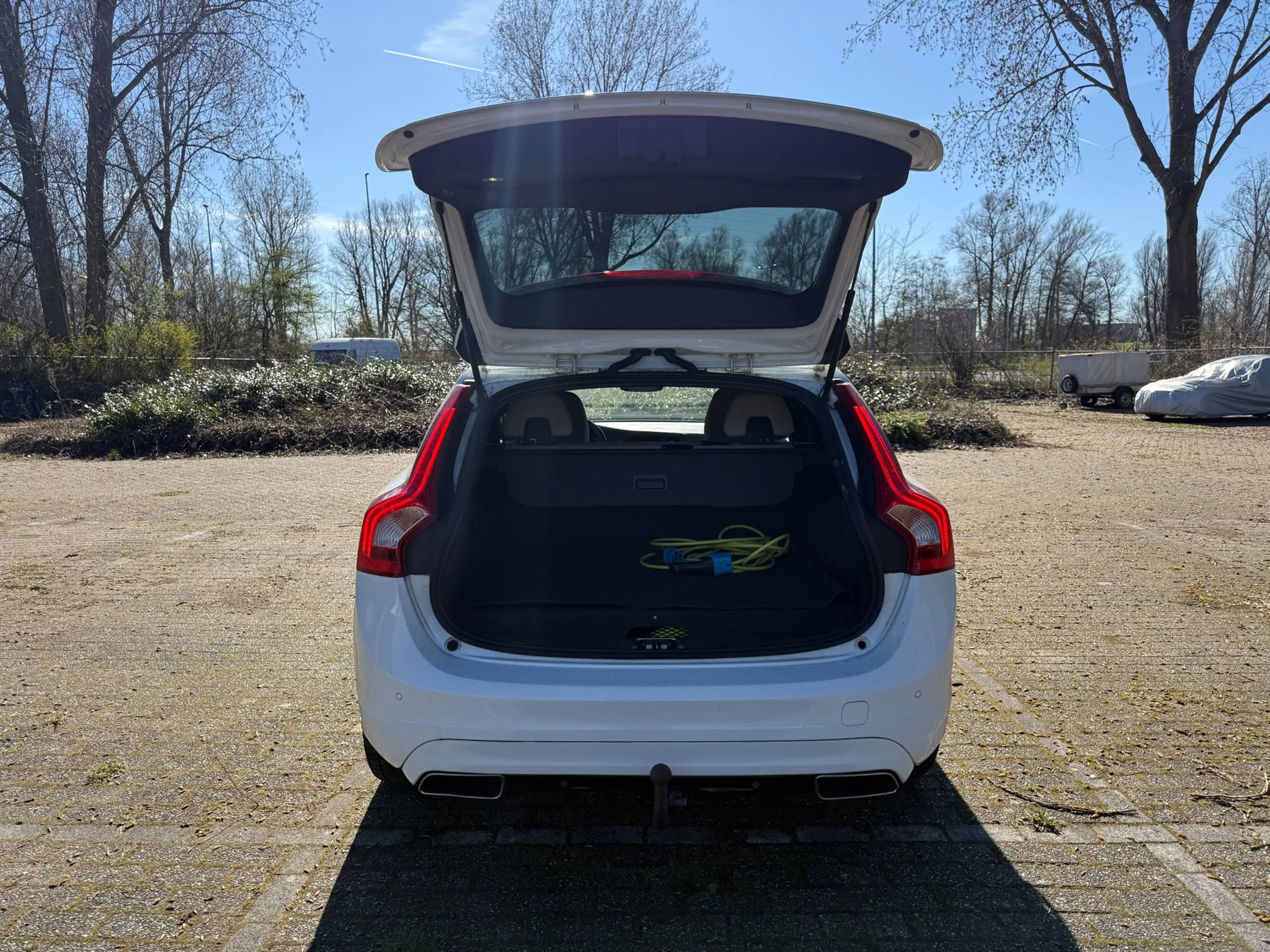 Volvo V60 2.4 D5 Twin Engine Special Edition Euro 6 White Le — photo 10