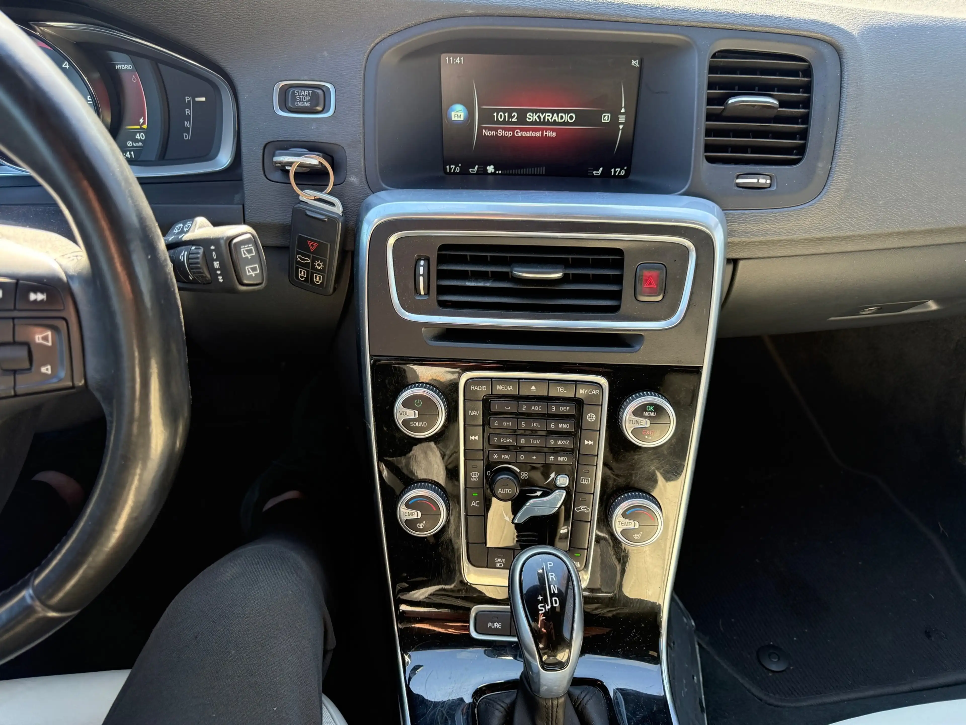Volvo V60 2.4 D5 Twin Engine Special Edition Euro 6 White Le — photo 4