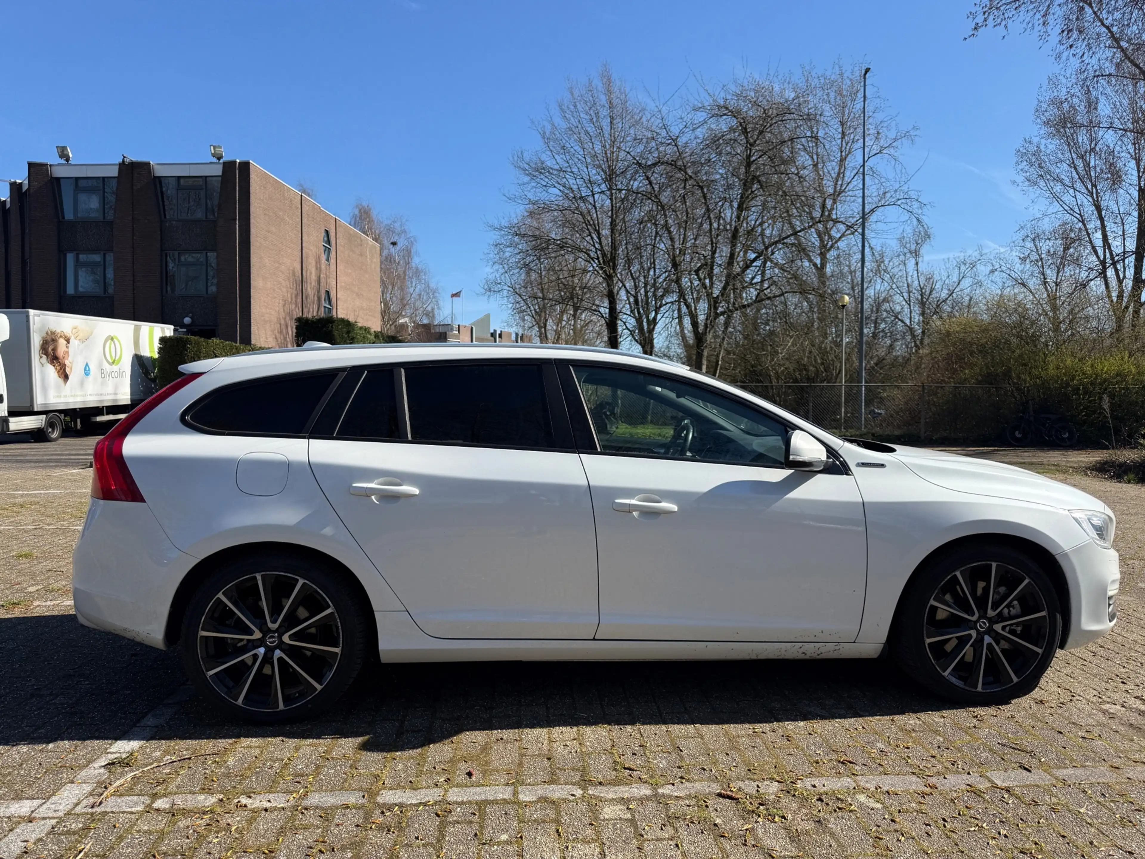 Volvo V60 2.4 D5 Twin Engine Special Edition Euro 6 White Le — photo 6