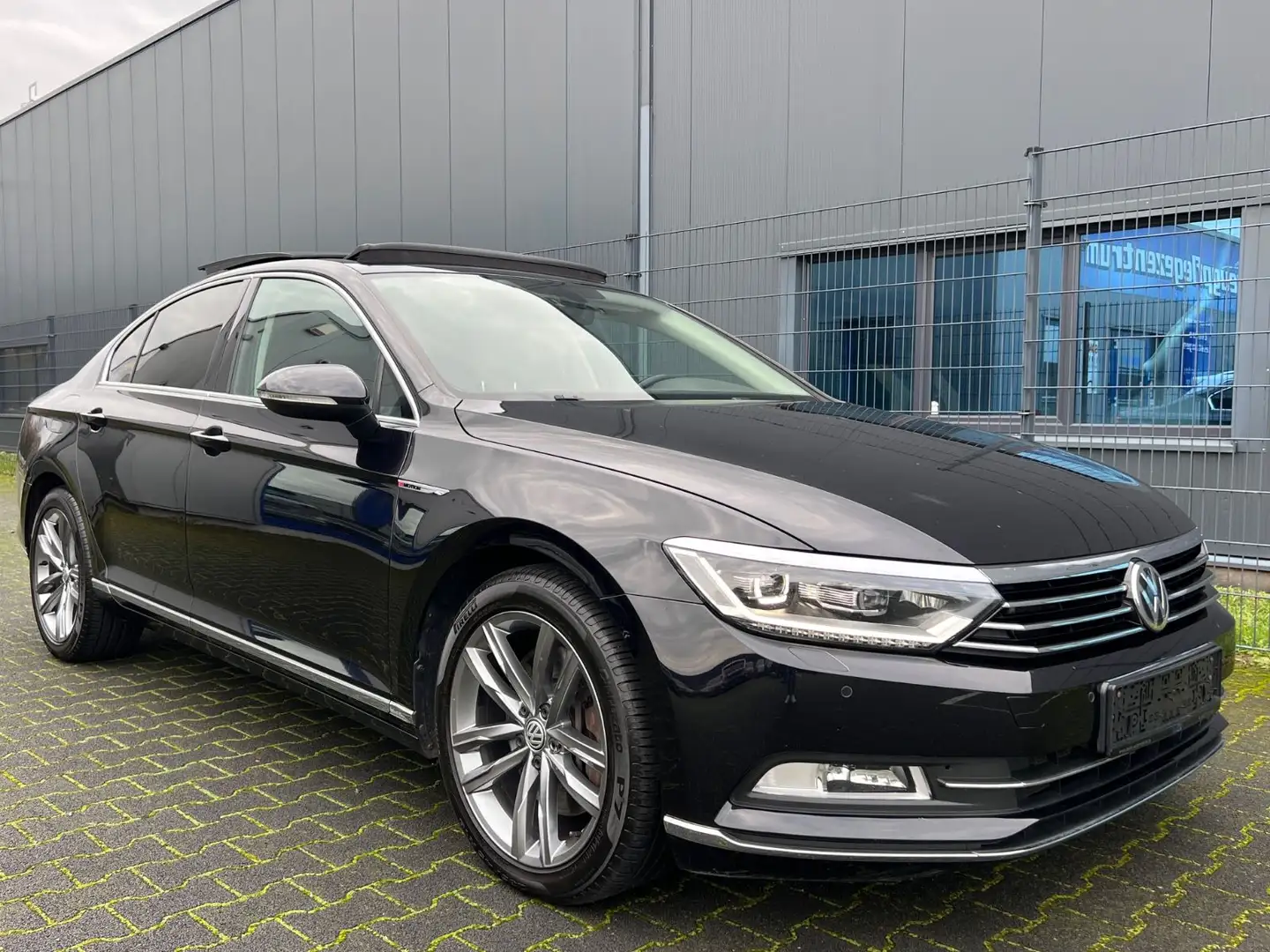 Volkswagen Passat Lim. Highline 2.0 TDI 4Motion 240PS PANO Schwarz - 2