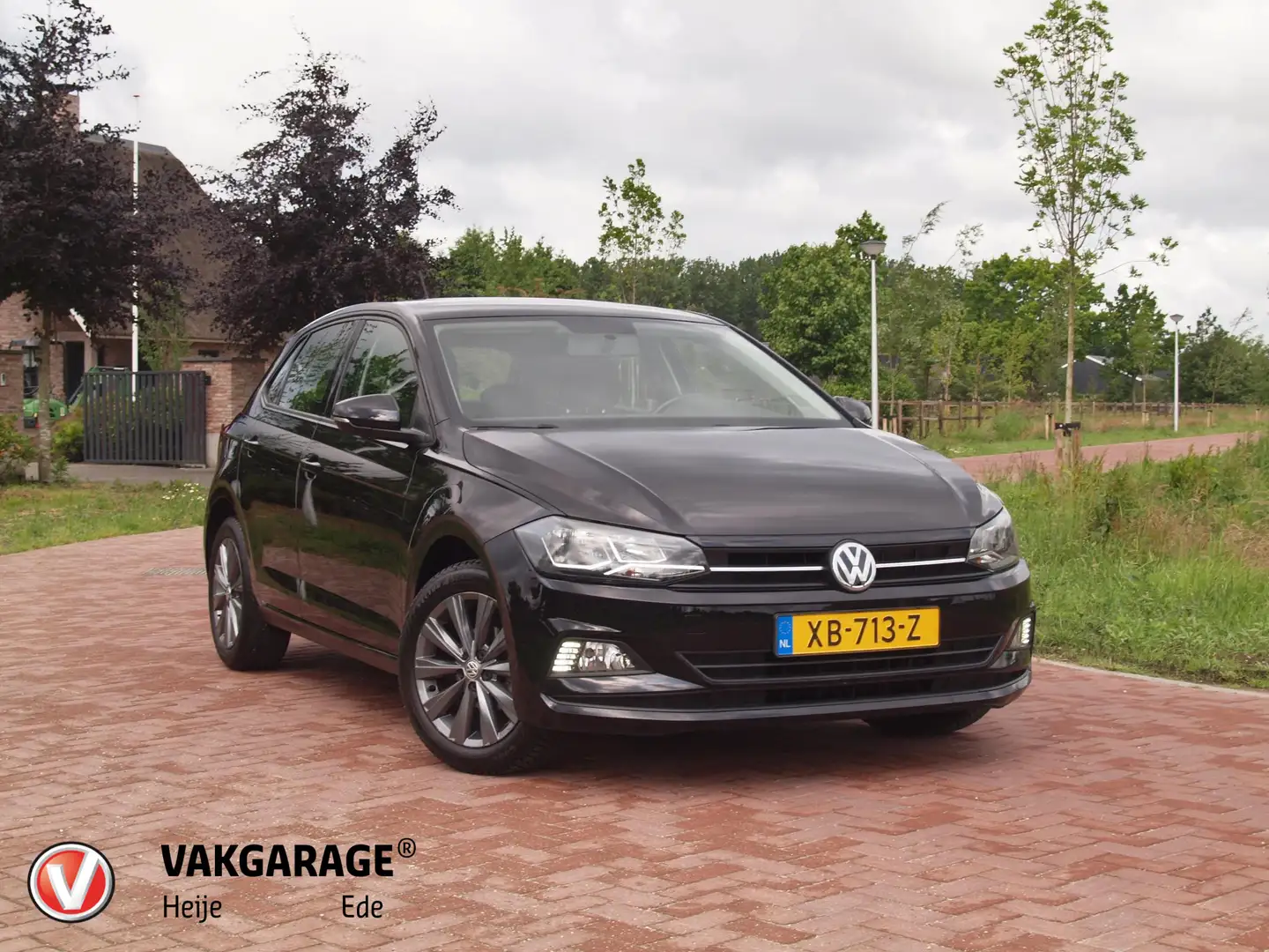 Volkswagen Polo 1.0 MPI Comfortline Business | Apple Carplay | Cru Noir - 1