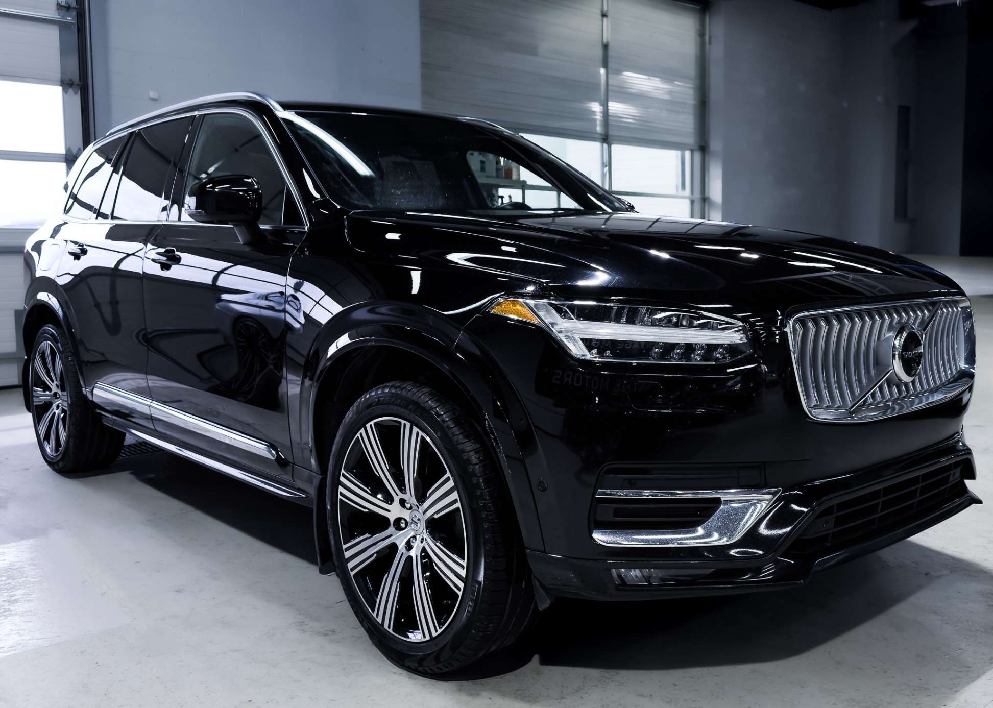 2025 Volvo XC90 B6 AWD 7-SEATER Ultra-Bright alt 2