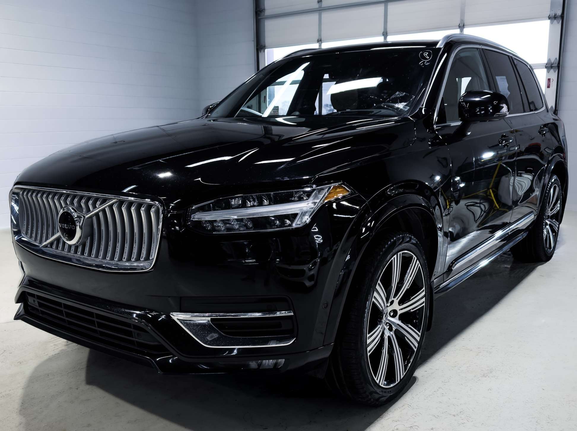 2025 Volvo XC90 B6 AWD 7-SEATER Ultra-Bright