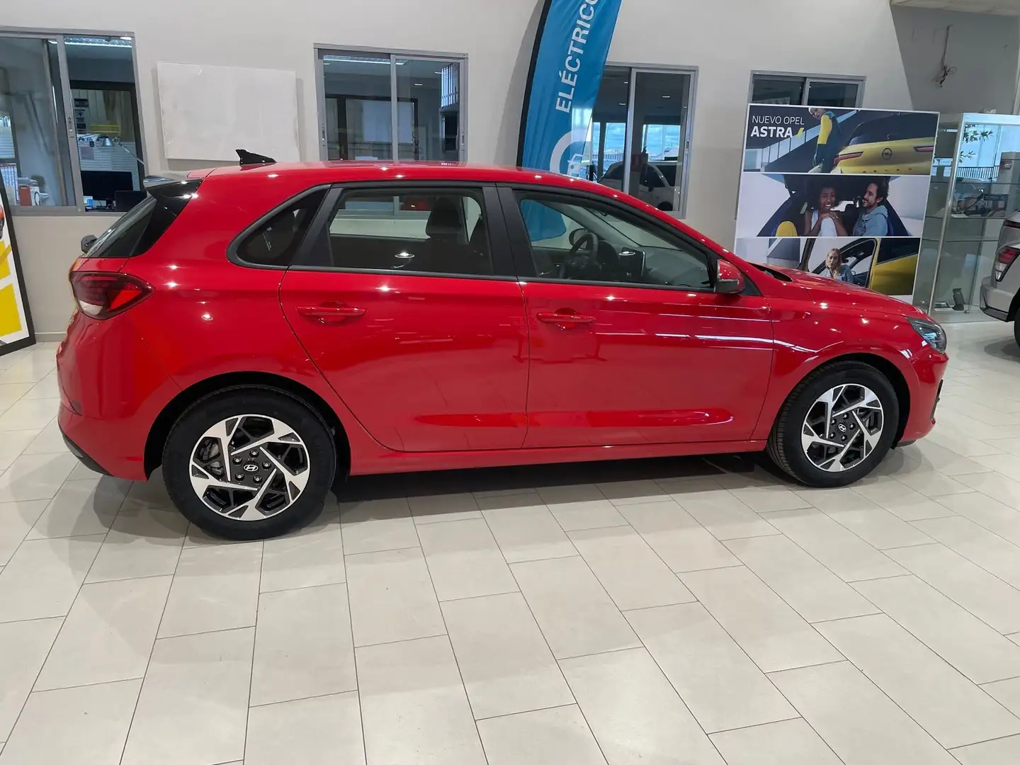 Hyundai i30 1.5 DPI Klass 96 Rojo - 2