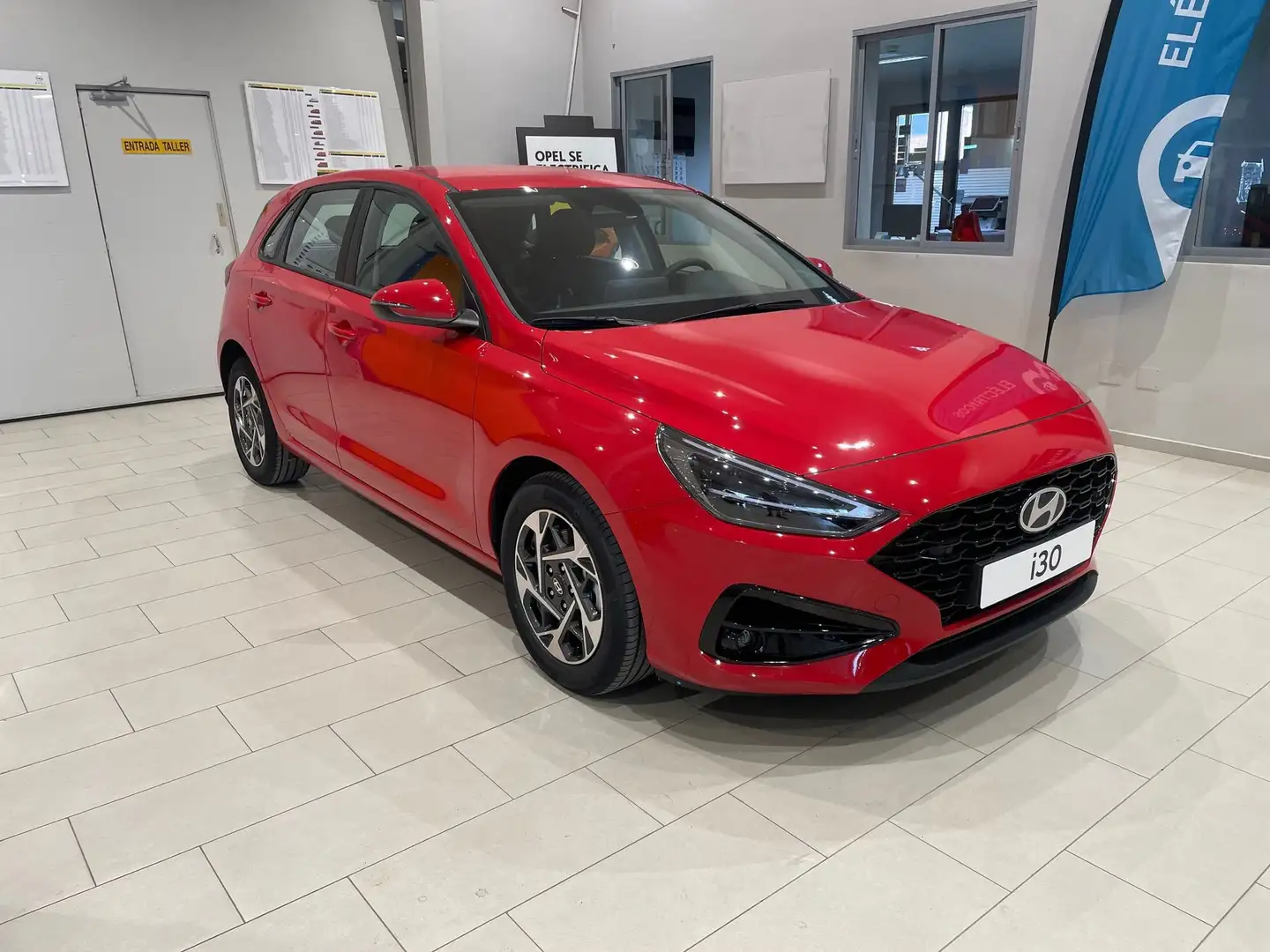 Hyundai i30 1.5 DPI Klass 96 Rojo - 1