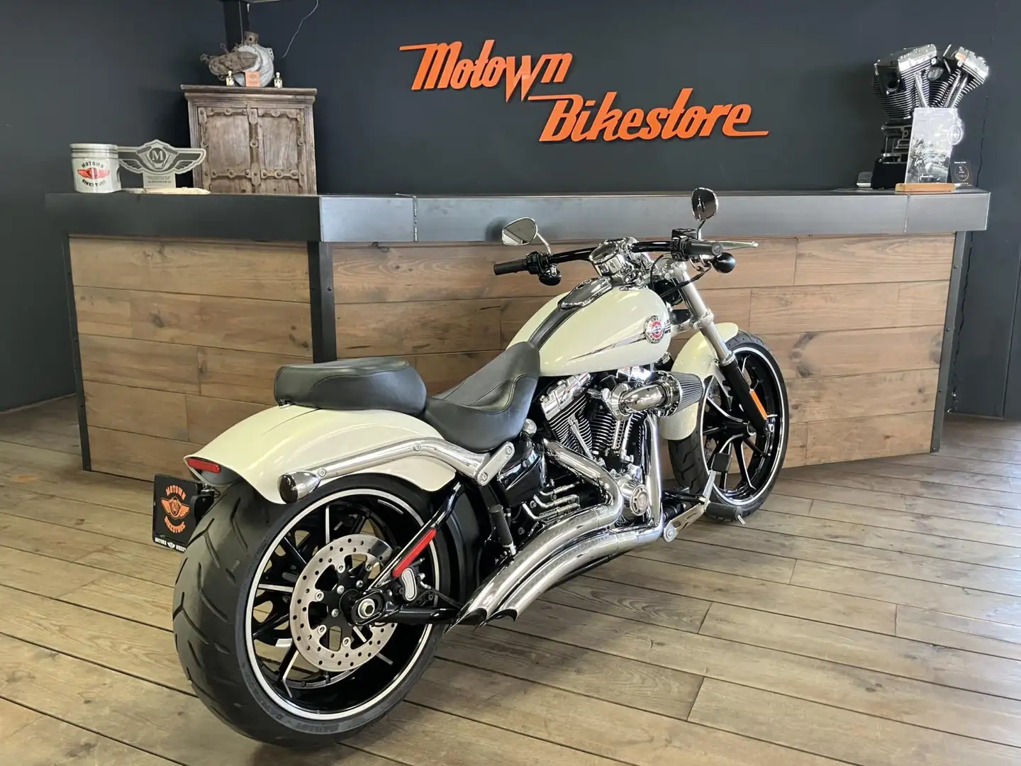 Harley-Davidson Breakout FXSB 103Ci White Pearl Vance & Hines Wit - 2