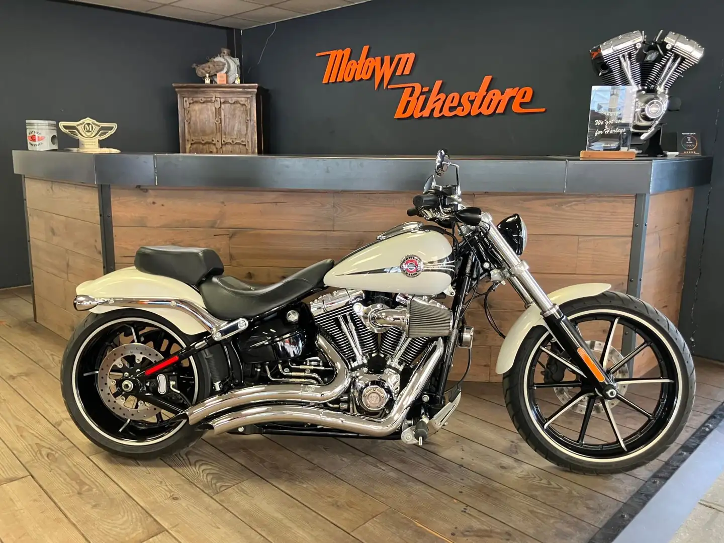 Harley-Davidson Breakout FXSB 103Ci White Pearl Vance & Hines Wit - 1