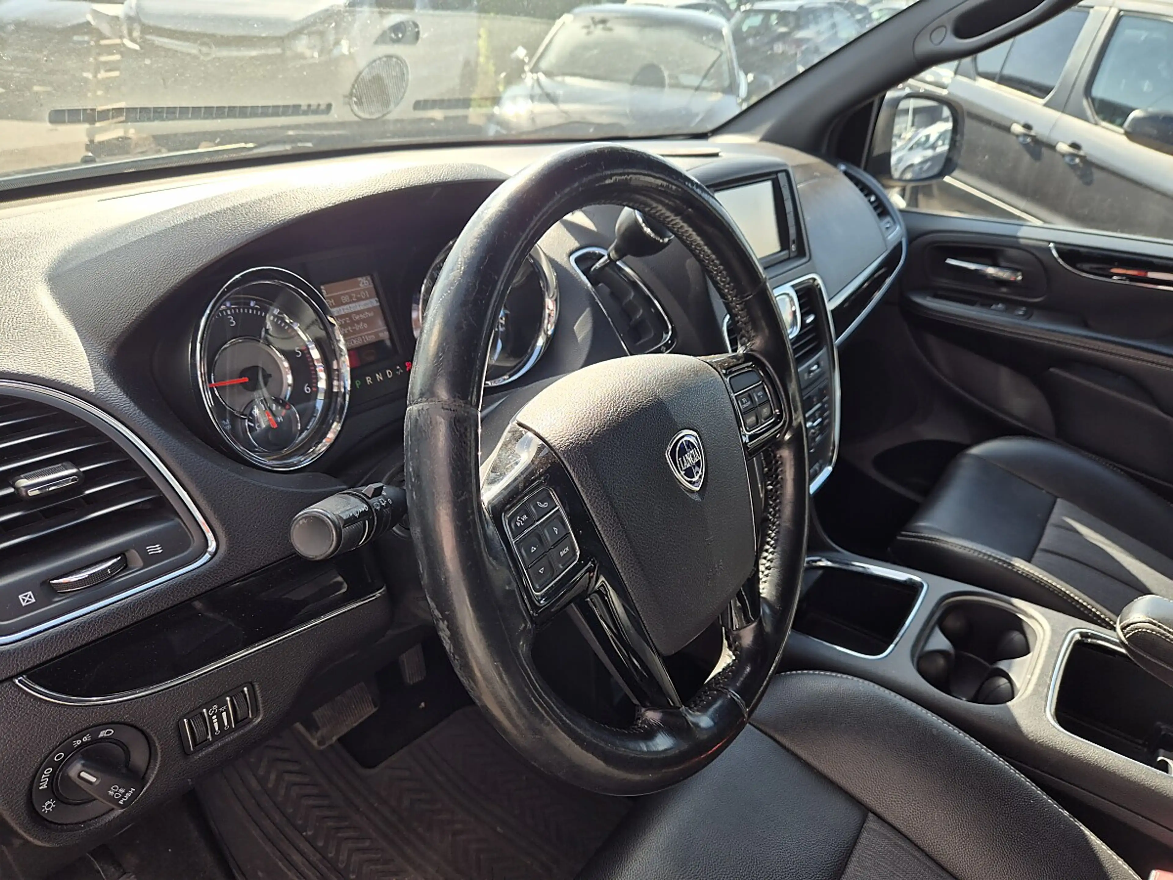 Lancia Voyager 2,8 CRD Platinum — photo 9