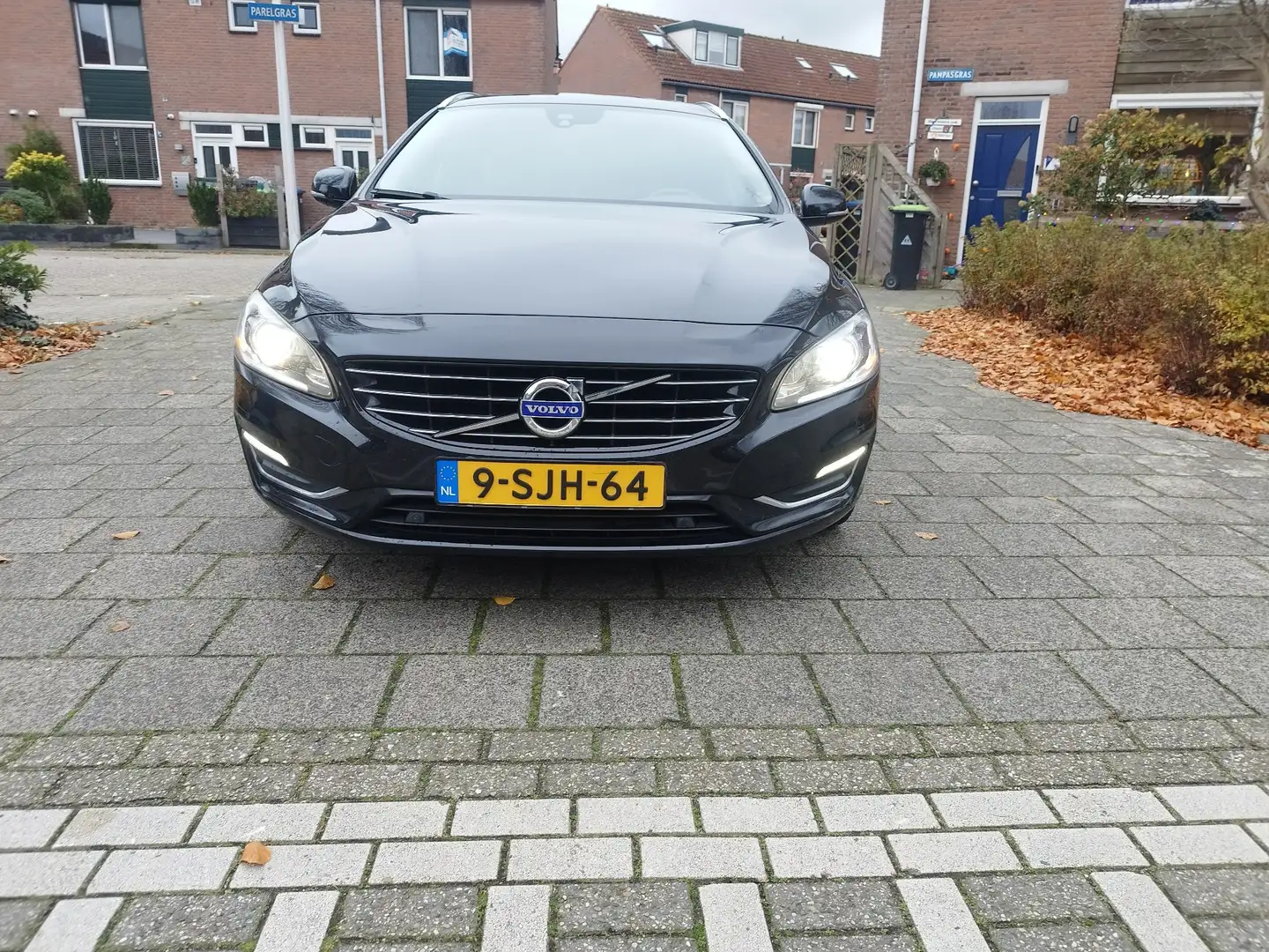 Volvo V60 2.4 D6 AWD Pl.i Sum. Zwart - 2