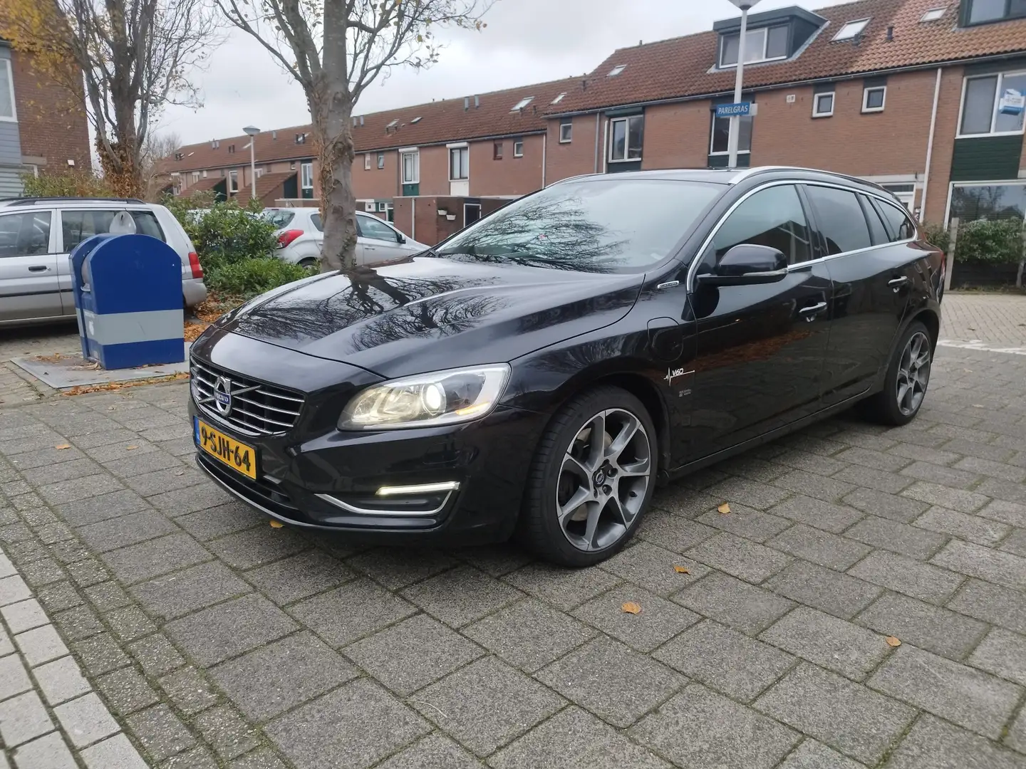 Volvo V60 2.4 D6 AWD Pl.i Sum. Zwart - 1
