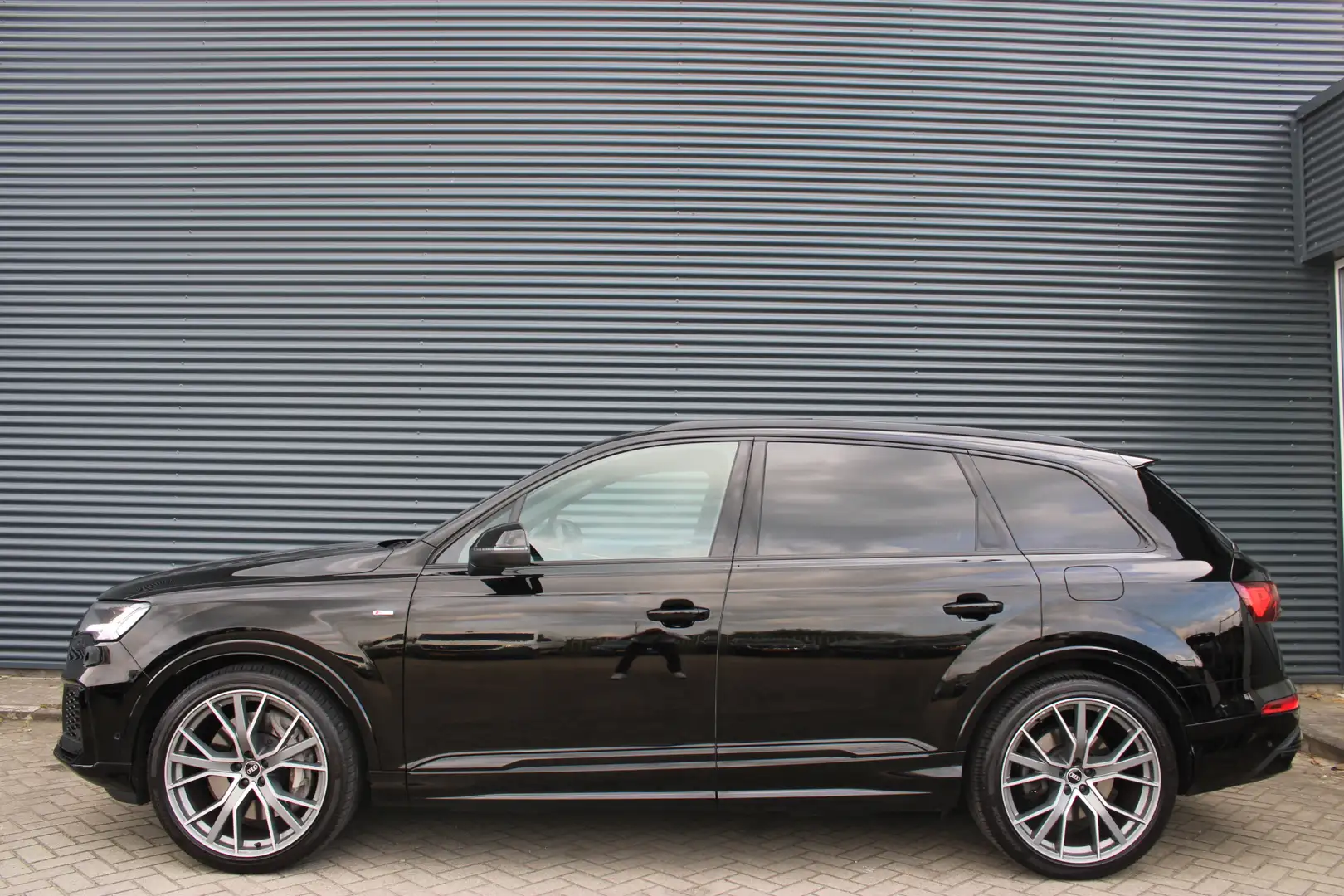 Audi Q7 55 TFSI e Quattro S-Line Panoramadak Full-Led Adap Zwart - 2