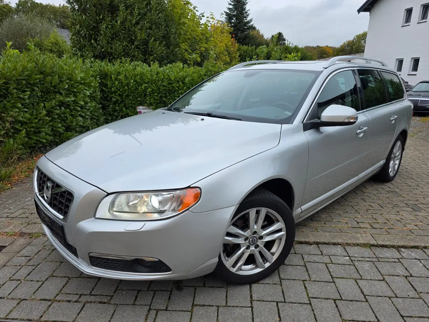 Volvo V70 2.0 D3 Kombi Summum Xenon Schiebedach Euro5 Silber - 1