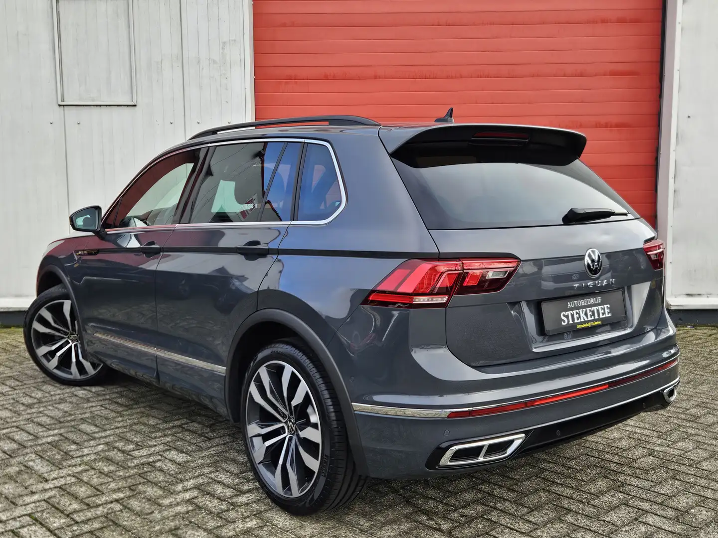 Volkswagen Tiguan 1.5 TSI R-Line Business+ | PANO | ACC | Stoel/stuu Grau - 2
