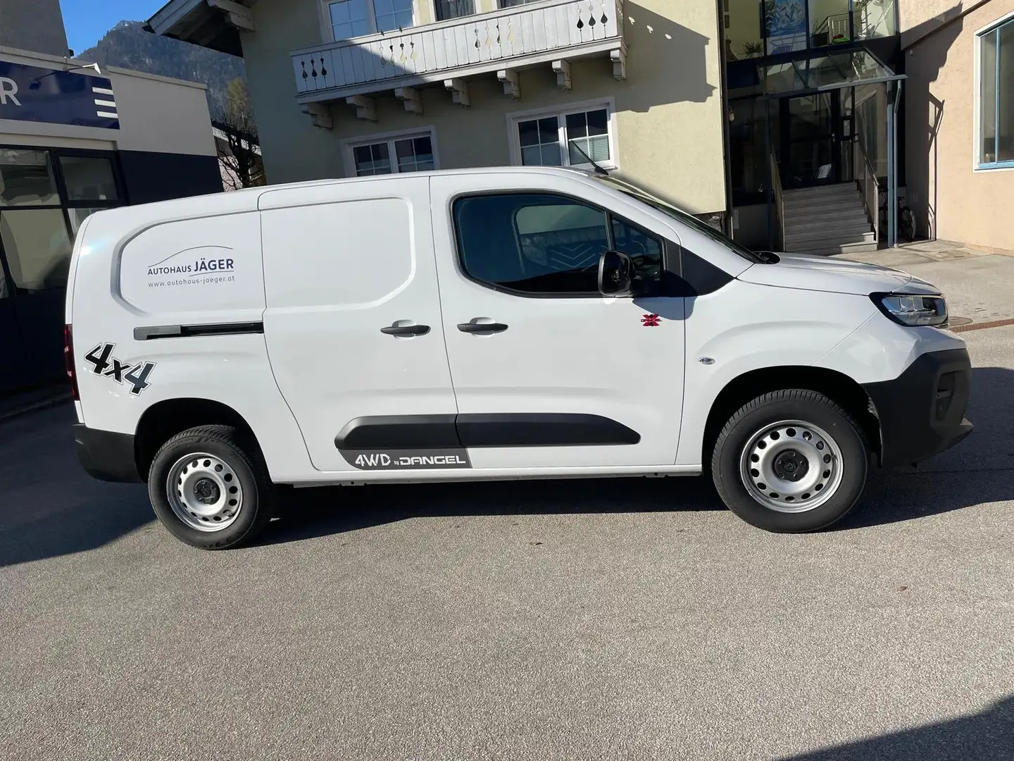 Peugeot Partner Lang BHDI 130 EAT8 4x4 Allrad Weiß - 2