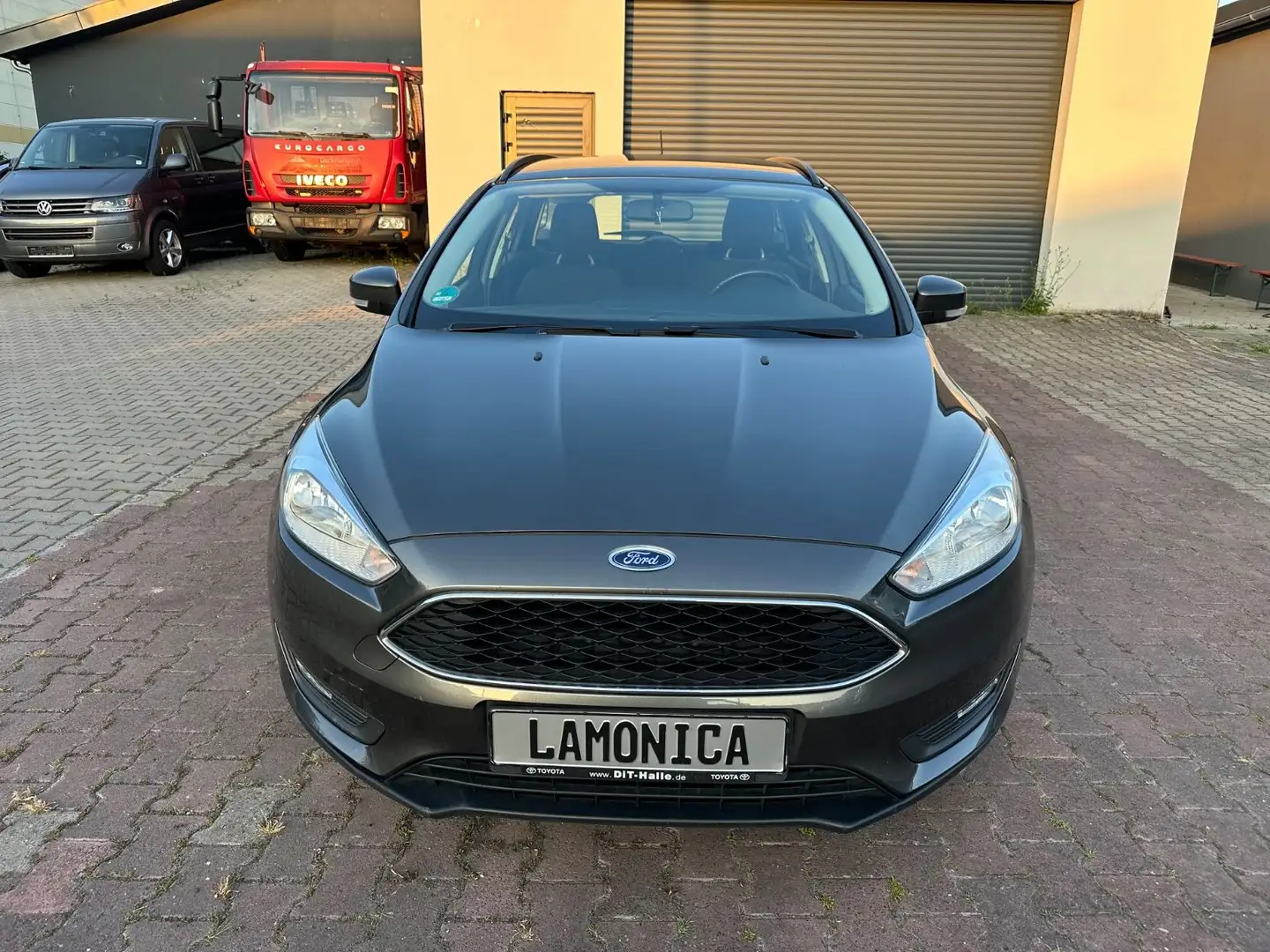 Ford Focus 1,0 EcoBoost 92kW Business Turnier Grau - 2