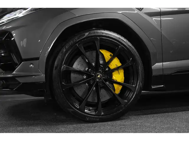 Lamborghini Urus view 13