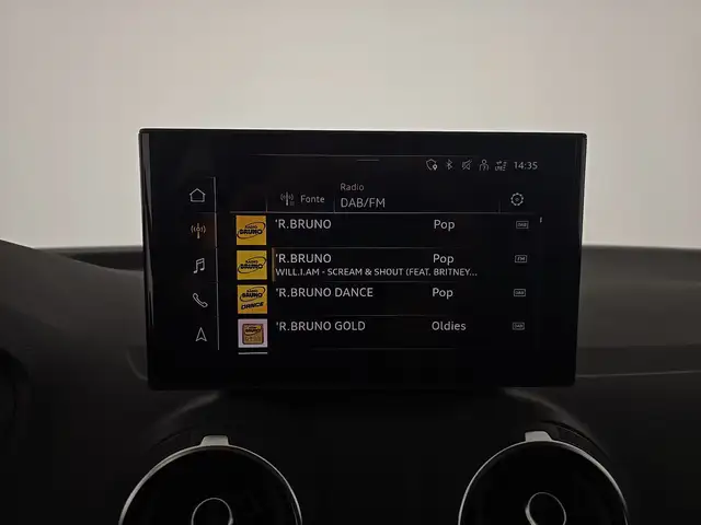 Audi Q2 view 15